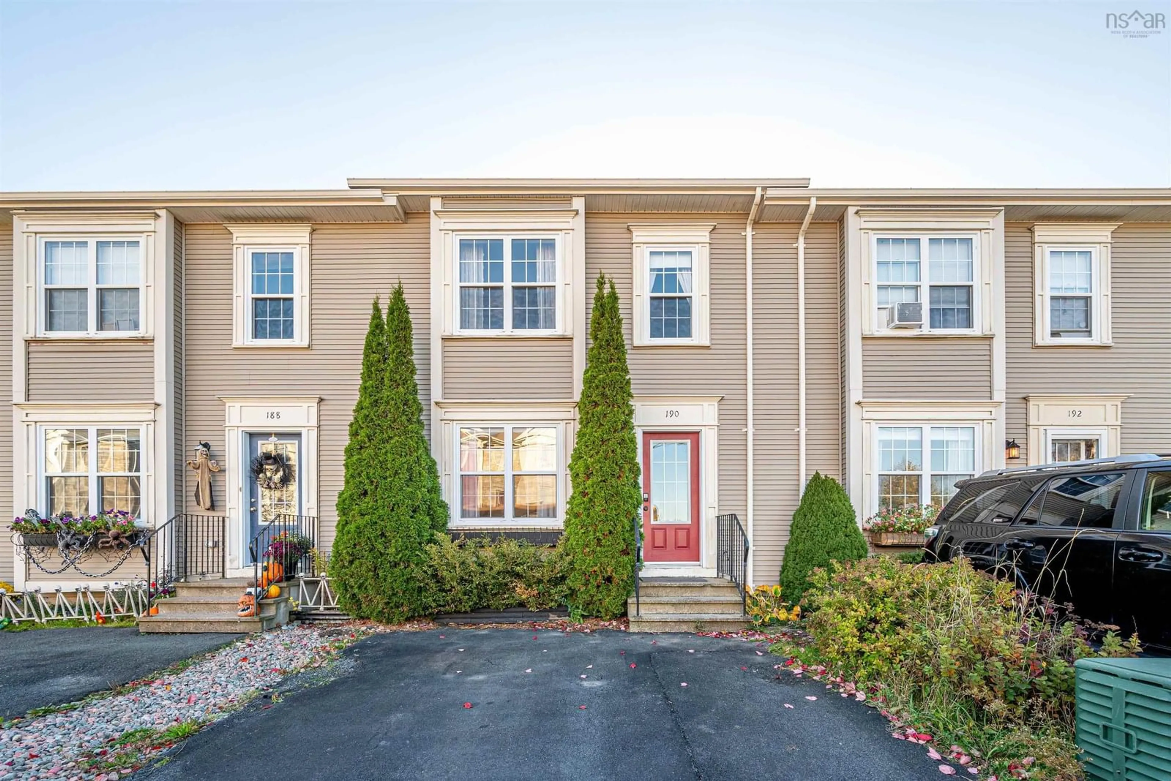 Home with vinyl exterior material, street for 190 Transom Dr, Halifax Nova Scotia B3M 4T7