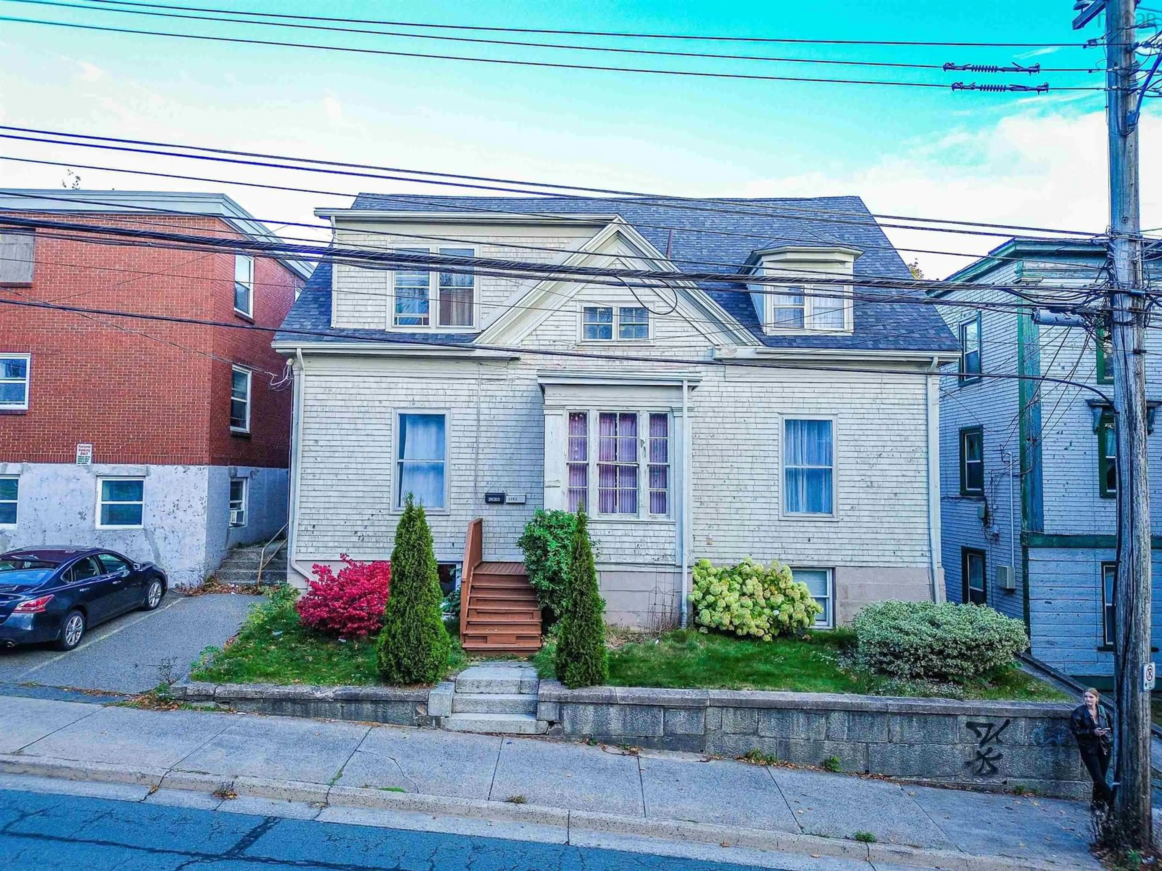 A pic from outside/outdoor area/front of a property/back of a property/a pic from drone, street for 5283 South St, Halifax Peninsula Nova Scotia B3J 1A3