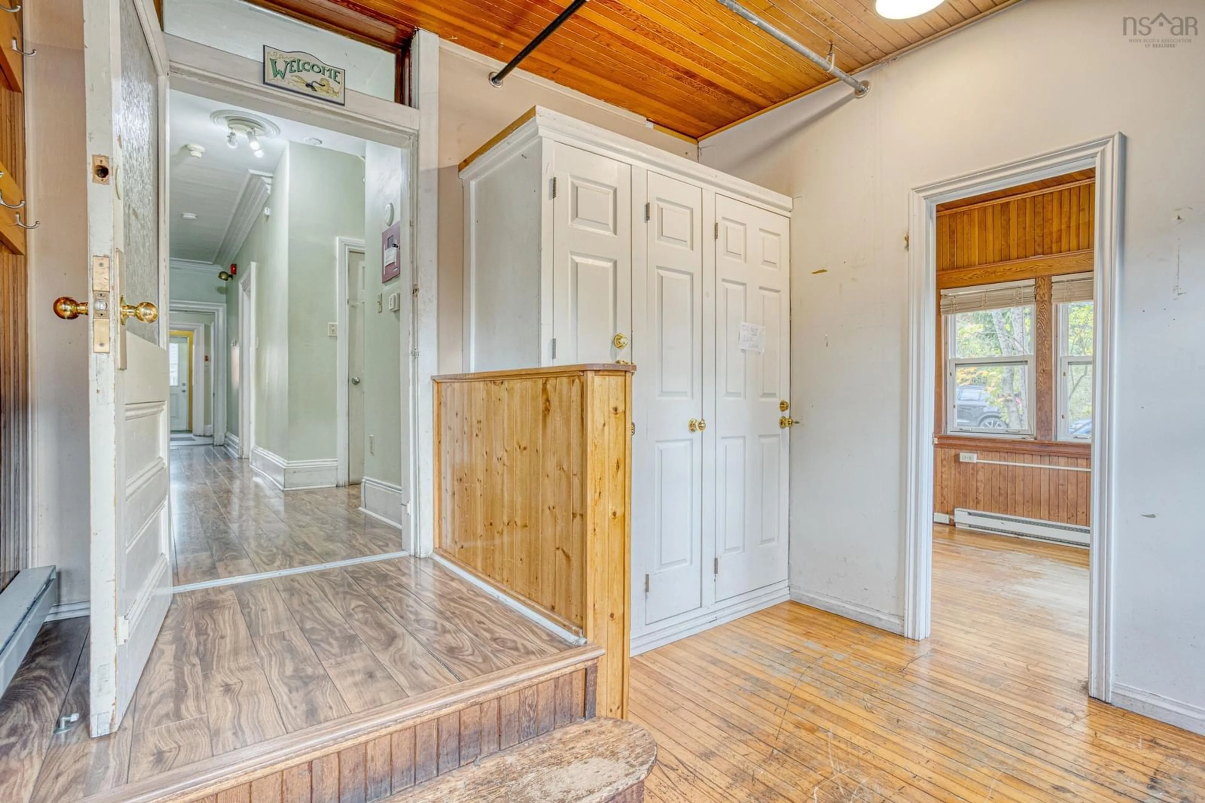 Indoor entryway for 105 Pleasant St, Dartmouth Nova Scotia B2Y 3P7