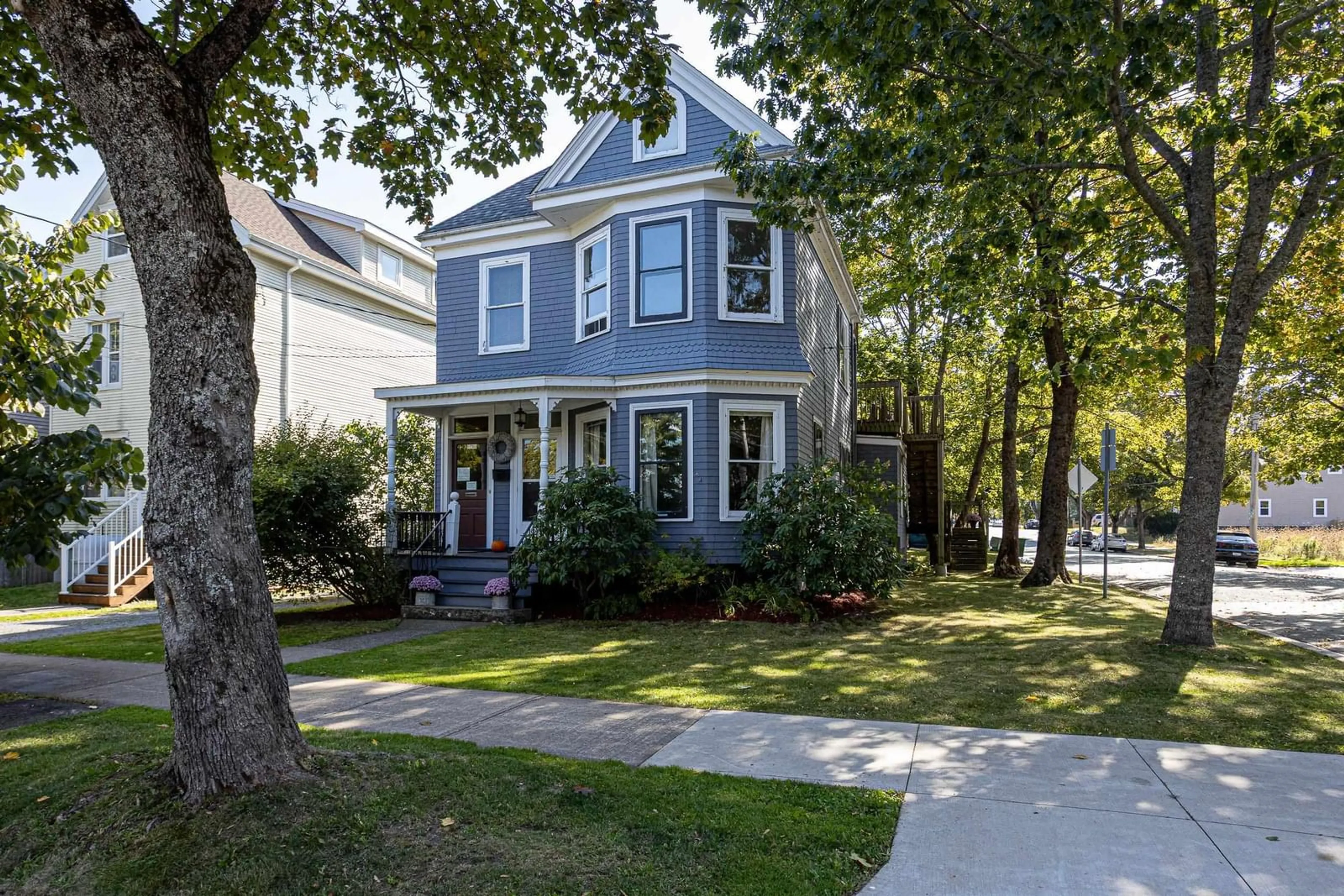 Home with vinyl exterior material, street for 5554- 5556 Atlantic St, Halifax Nova Scotia B3H 1G4