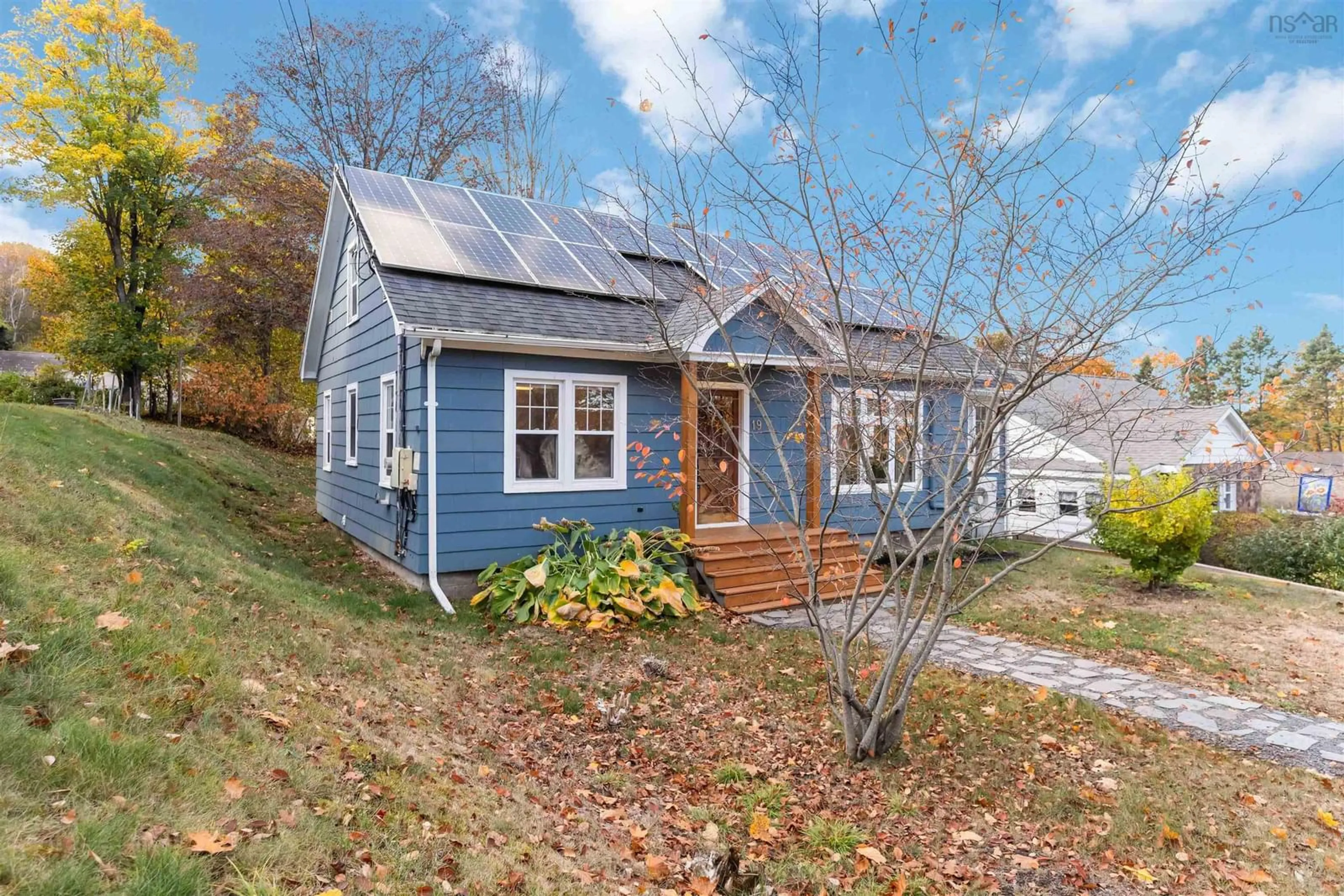 Home with vinyl exterior material, street for 19 Glenview Ave, Kentville Nova Scotia B4N 2R4