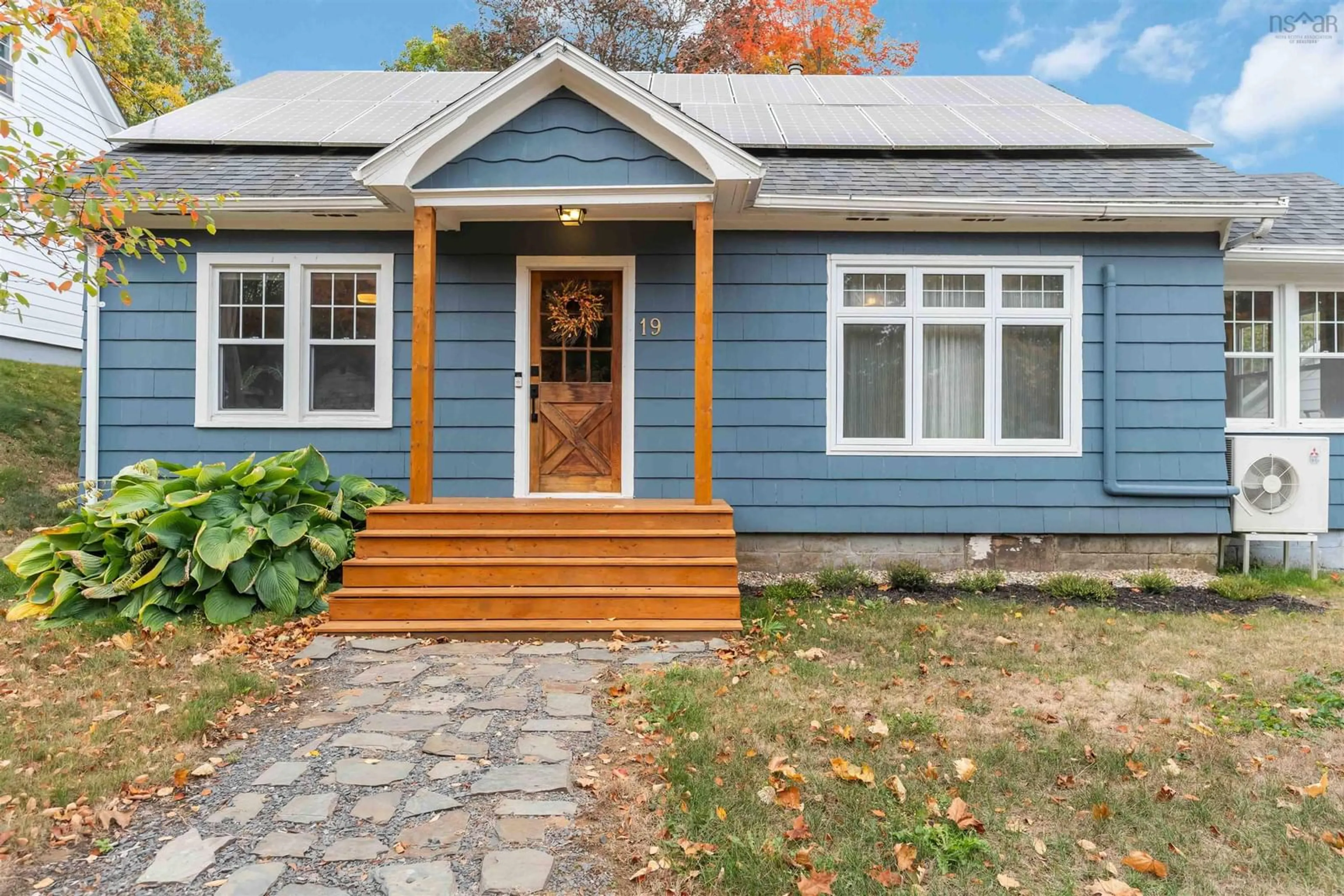 Home with vinyl exterior material, street for 19 Glenview Ave, Kentville Nova Scotia B4N 2R4