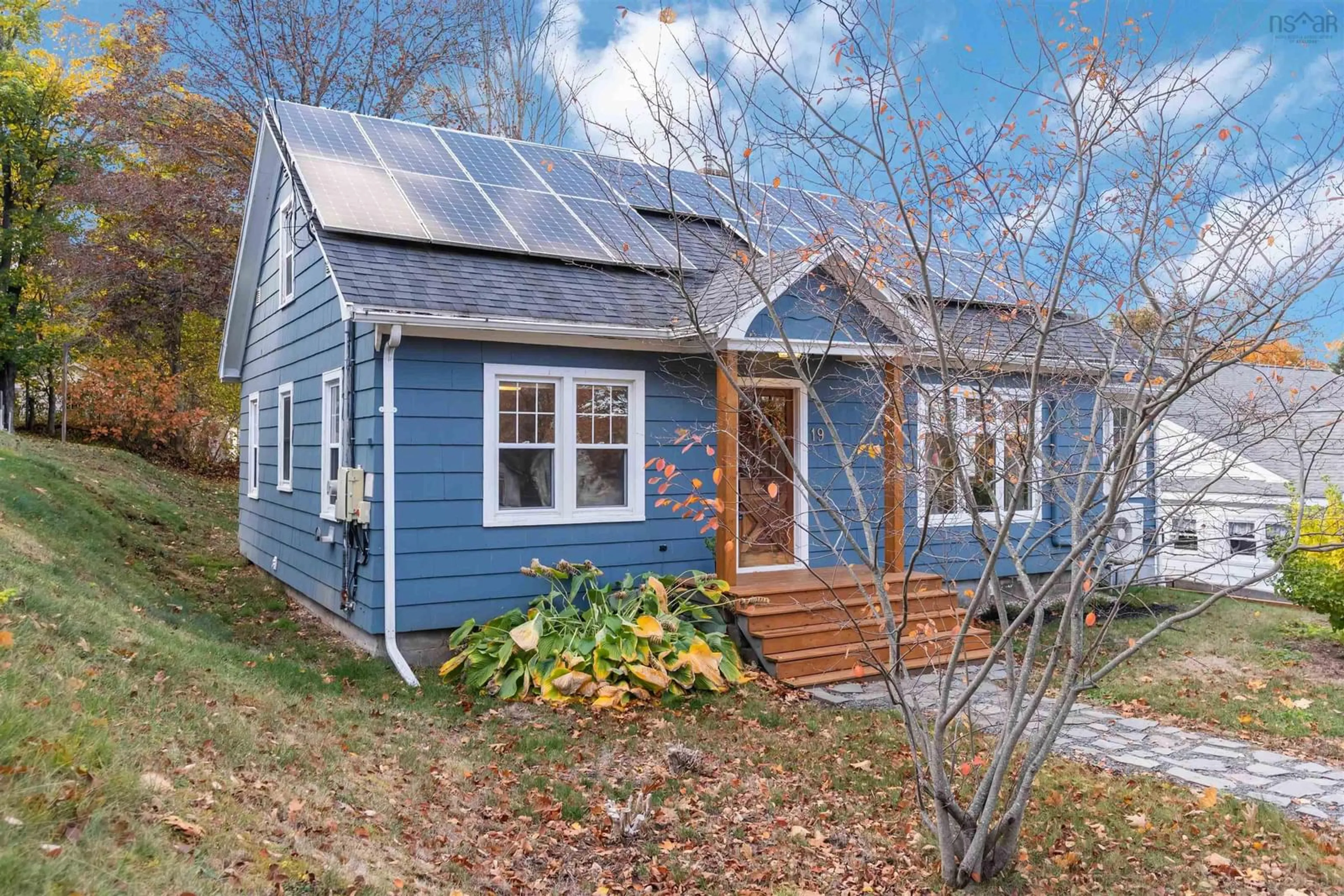 Home with vinyl exterior material, street for 19 Glenview Ave, Kentville Nova Scotia B4N 2R4