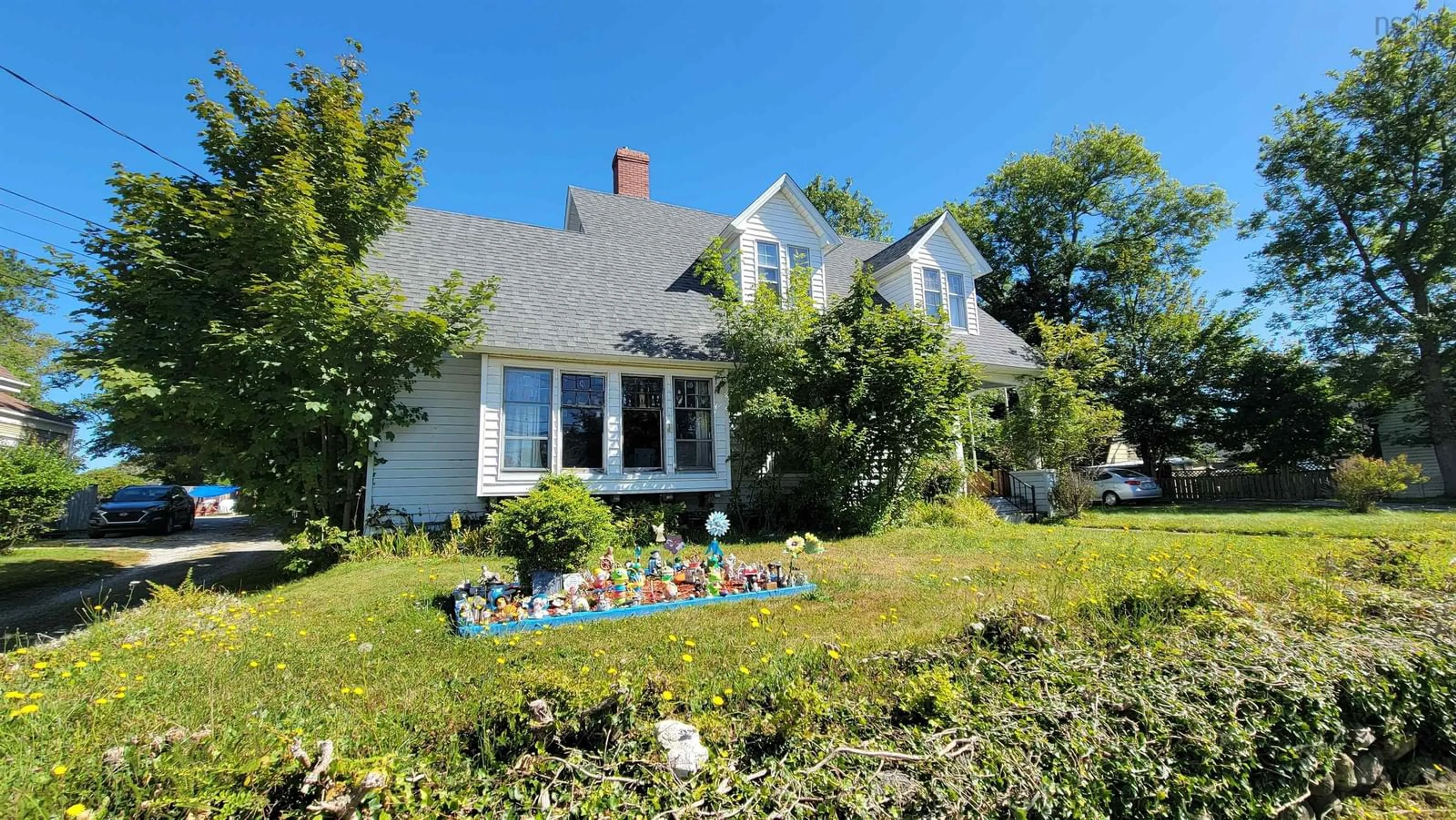 A pic from outside/outdoor area/front of a property/back of a property/a pic from drone, street for 18 Parade St, Yarmouth Nova Scotia B5A 3A4