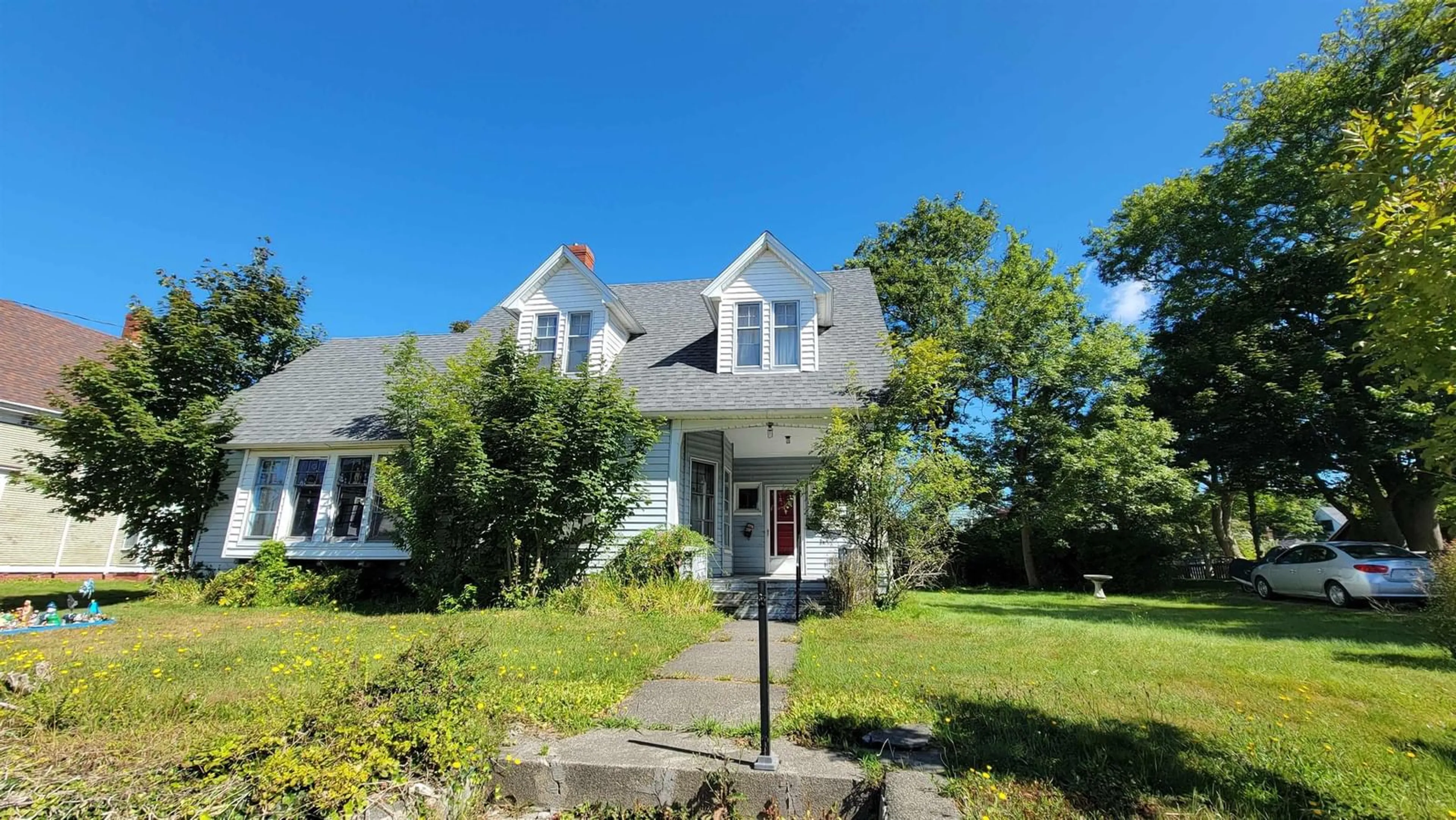 A pic from outside/outdoor area/front of a property/back of a property/a pic from drone, street for 18 Parade St, Yarmouth Nova Scotia B5A 3A4