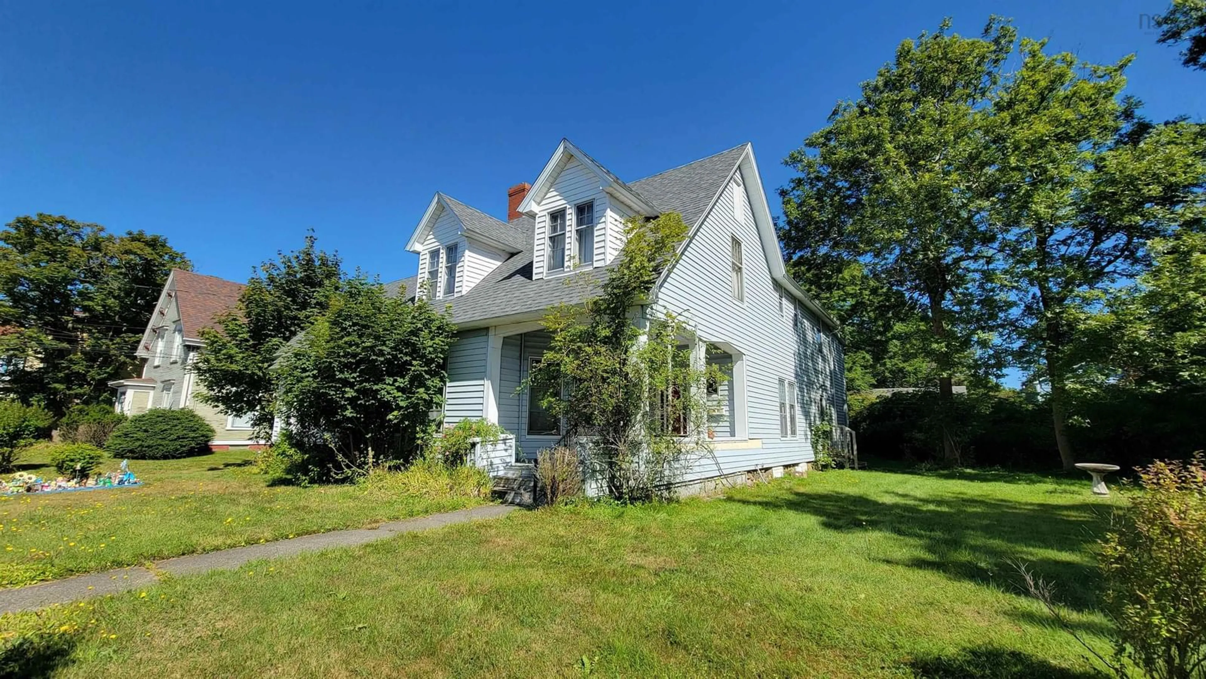 A pic from outside/outdoor area/front of a property/back of a property/a pic from drone, street for 18 Parade St, Yarmouth Nova Scotia B5A 3A4