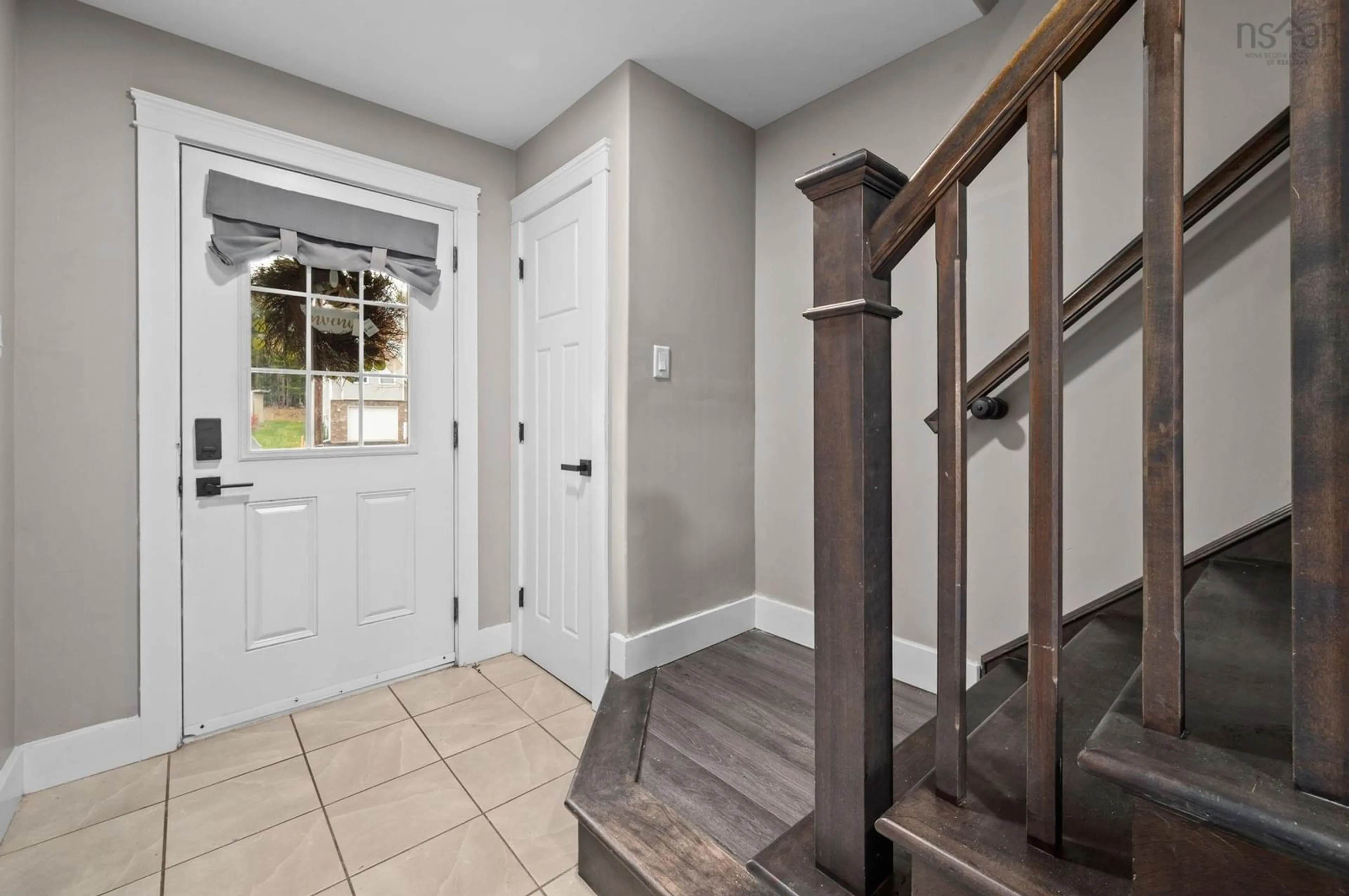 Indoor entryway for 45 Avebury Crt, Middle Sackville Nova Scotia B4E 3A7