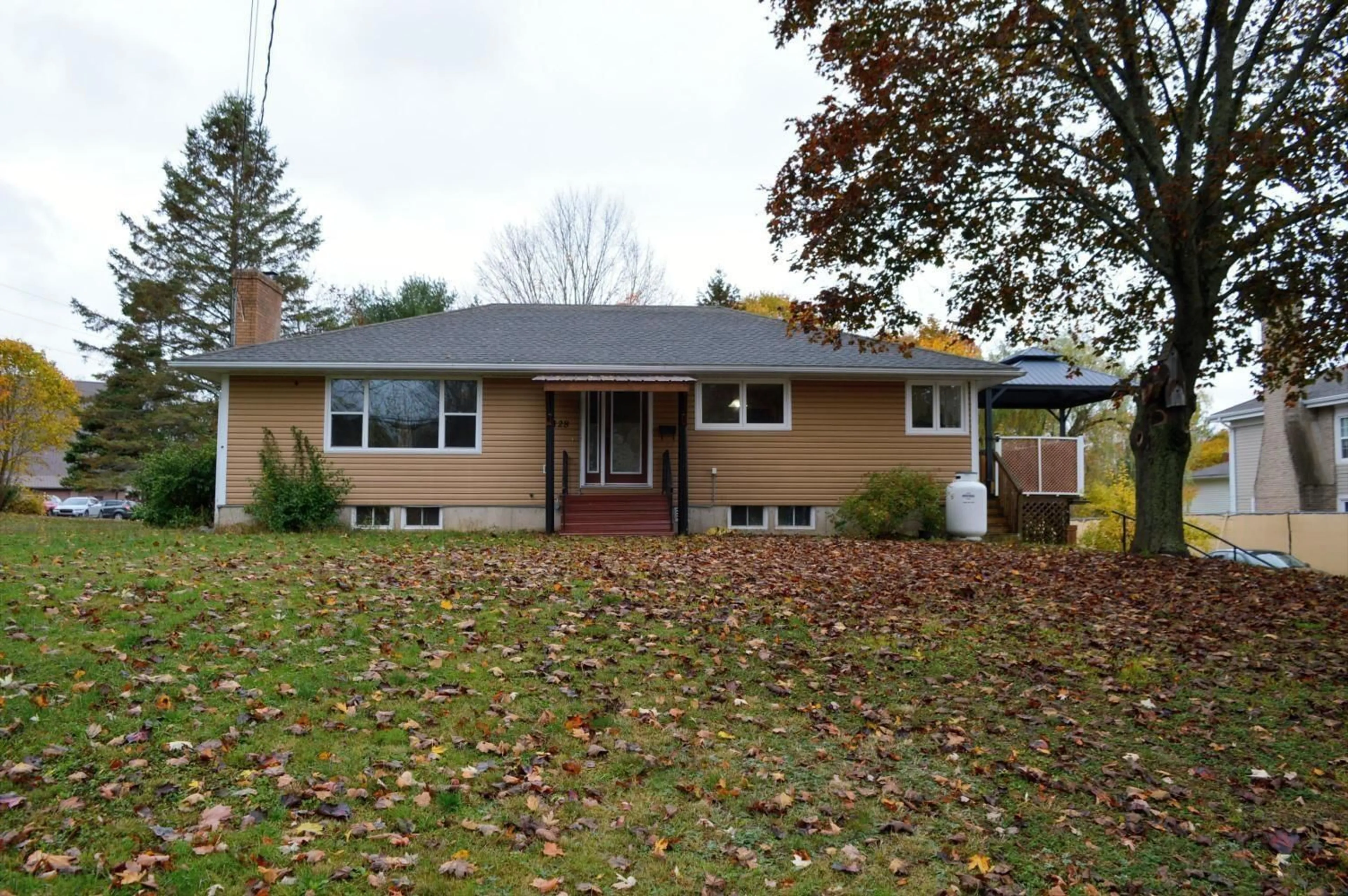 Home with vinyl exterior material, street for 128 Oakdene Ave, Kentville Nova Scotia B4N 2C1