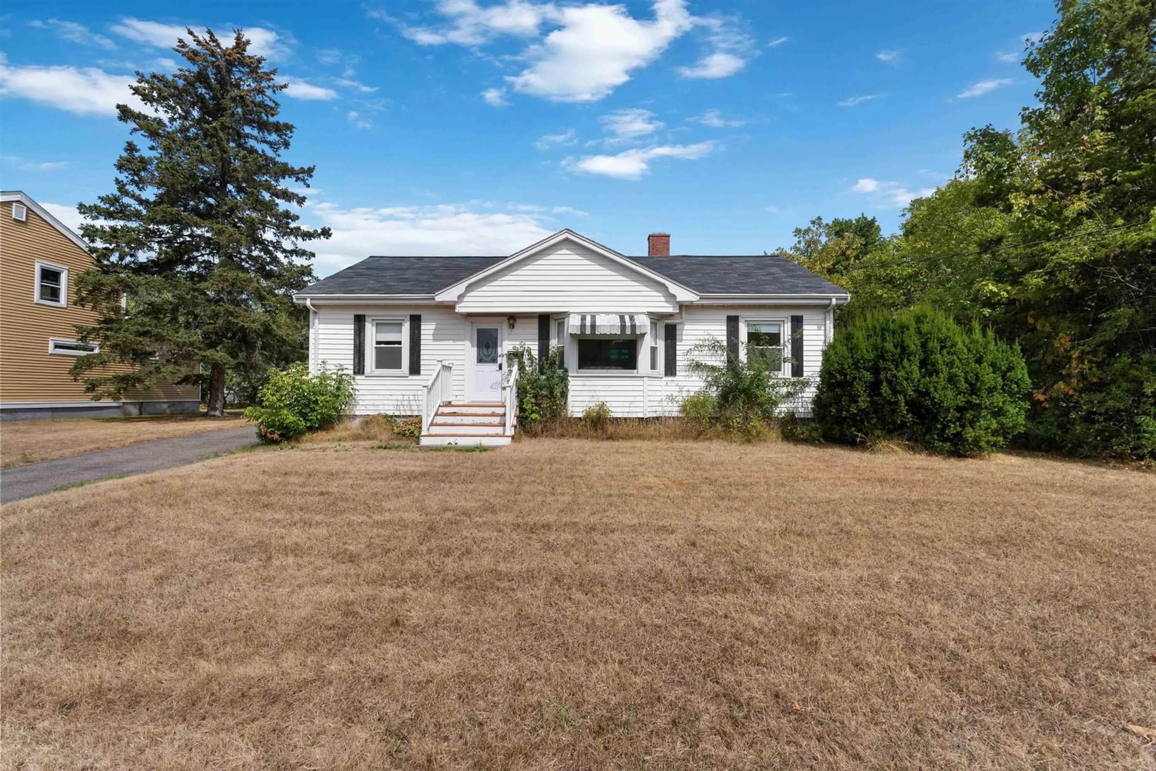 A pic from outside/outdoor area/front of a property/back of a property/a pic from drone, unknown for 9643 Commercial St, New Minas Nova Scotia B4N 3G6