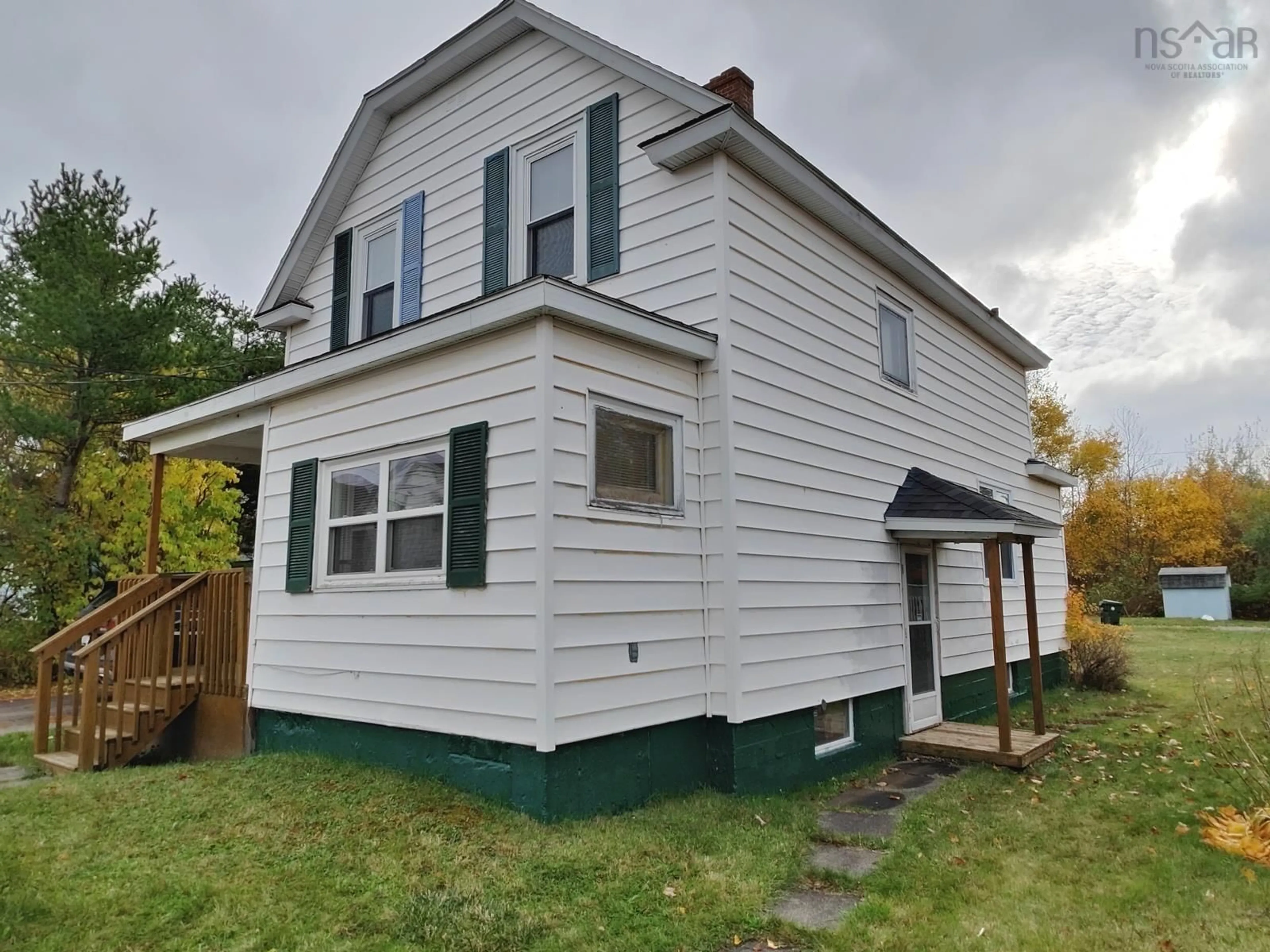 Home with vinyl exterior material, building for 32 Mercer St, Sydney Nova Scotia B1N 2X7