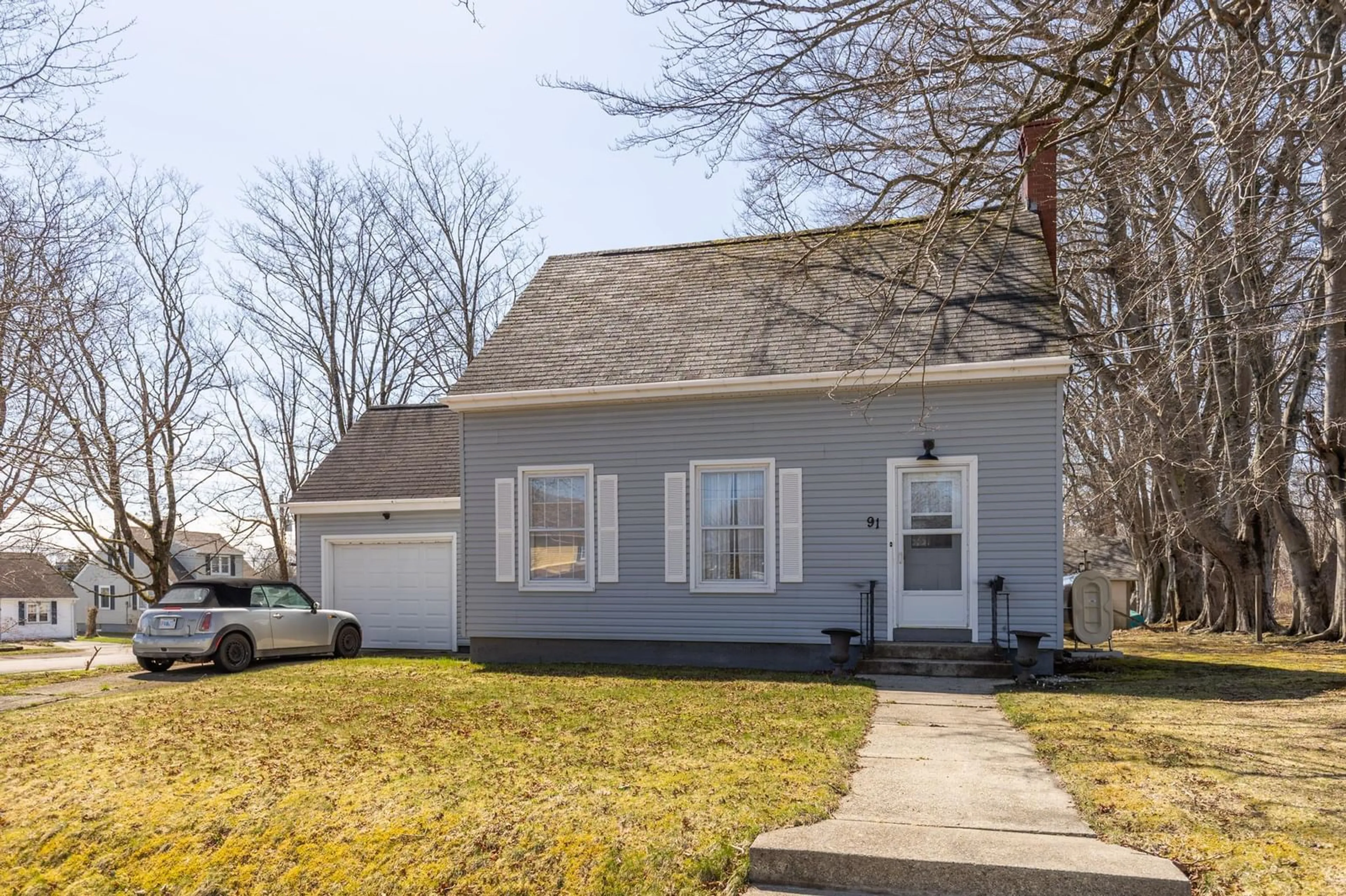 Home with vinyl exterior material, street for 91 Cliff St, Yarmouth Nova Scotia B5A 3J7