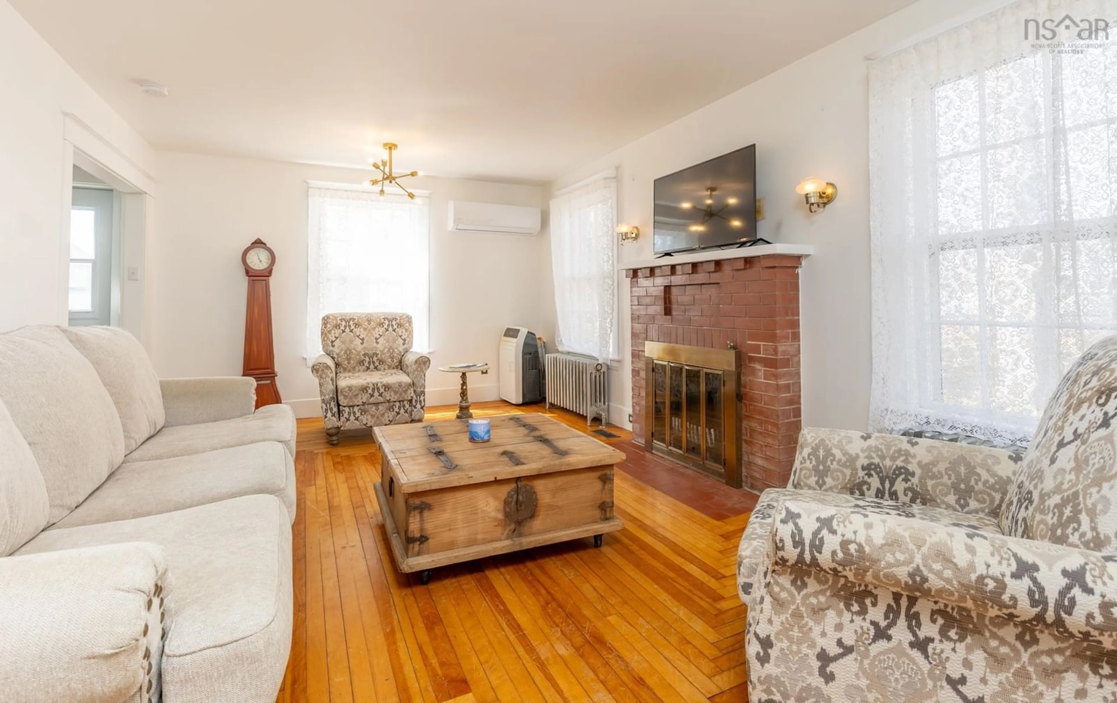 Living room with furniture, wood/laminate floor for 91 Cliff St, Yarmouth Nova Scotia B5A 3J7