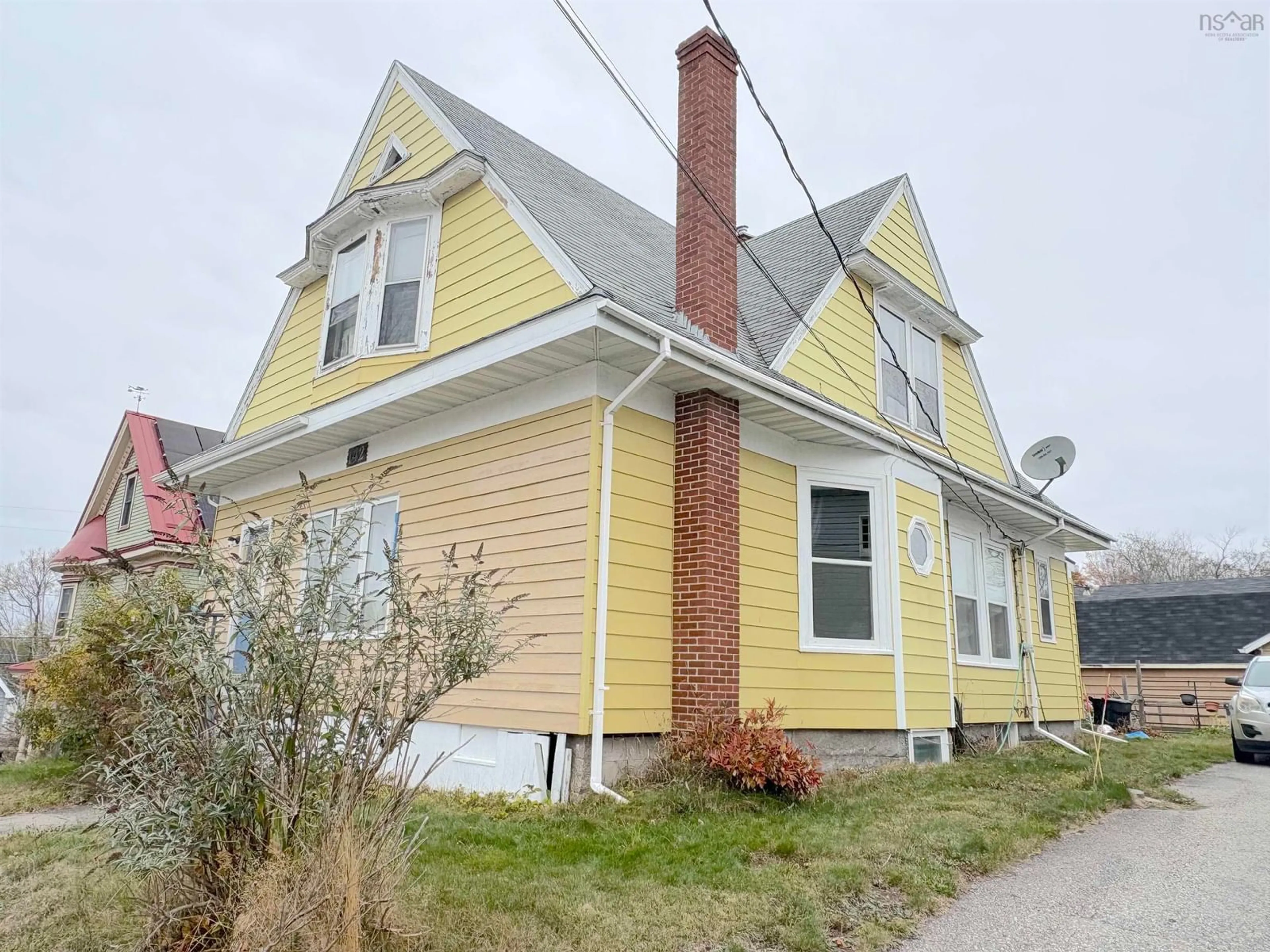 Home with vinyl exterior material, street for 142 Mowatt St, Shelburne Nova Scotia B0T 1W0