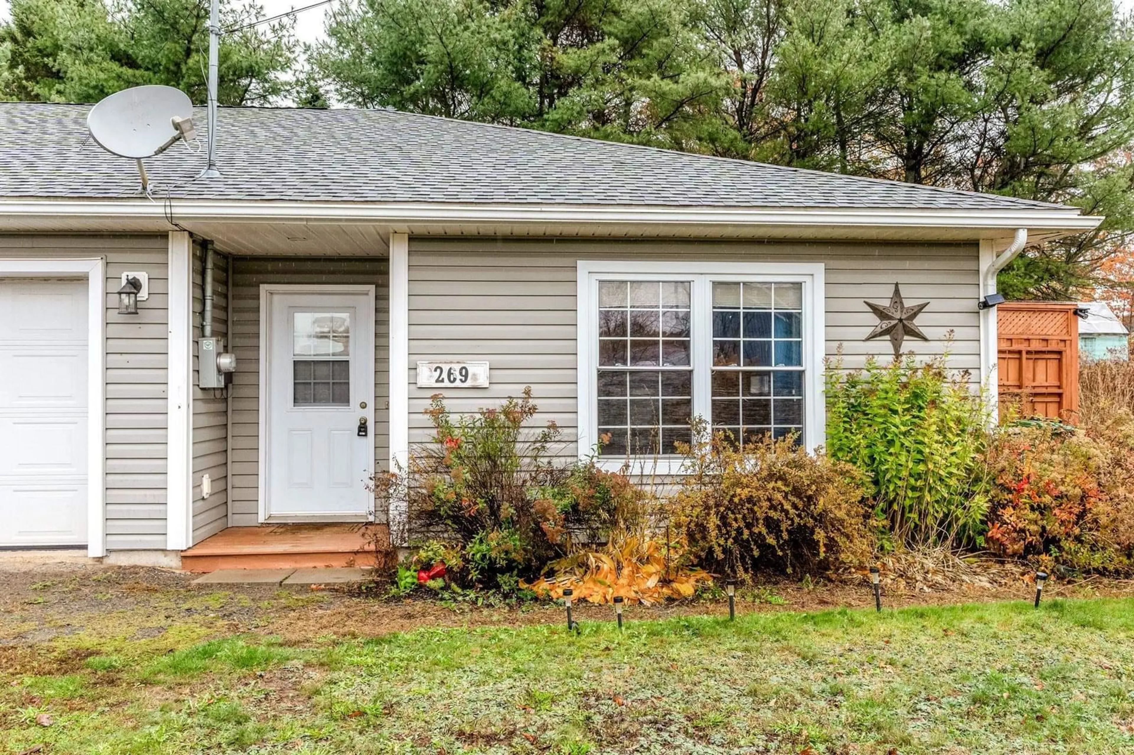 Home with vinyl exterior material, street for 269 Oakdene Ave, Kentville Nova Scotia B4N 2C5