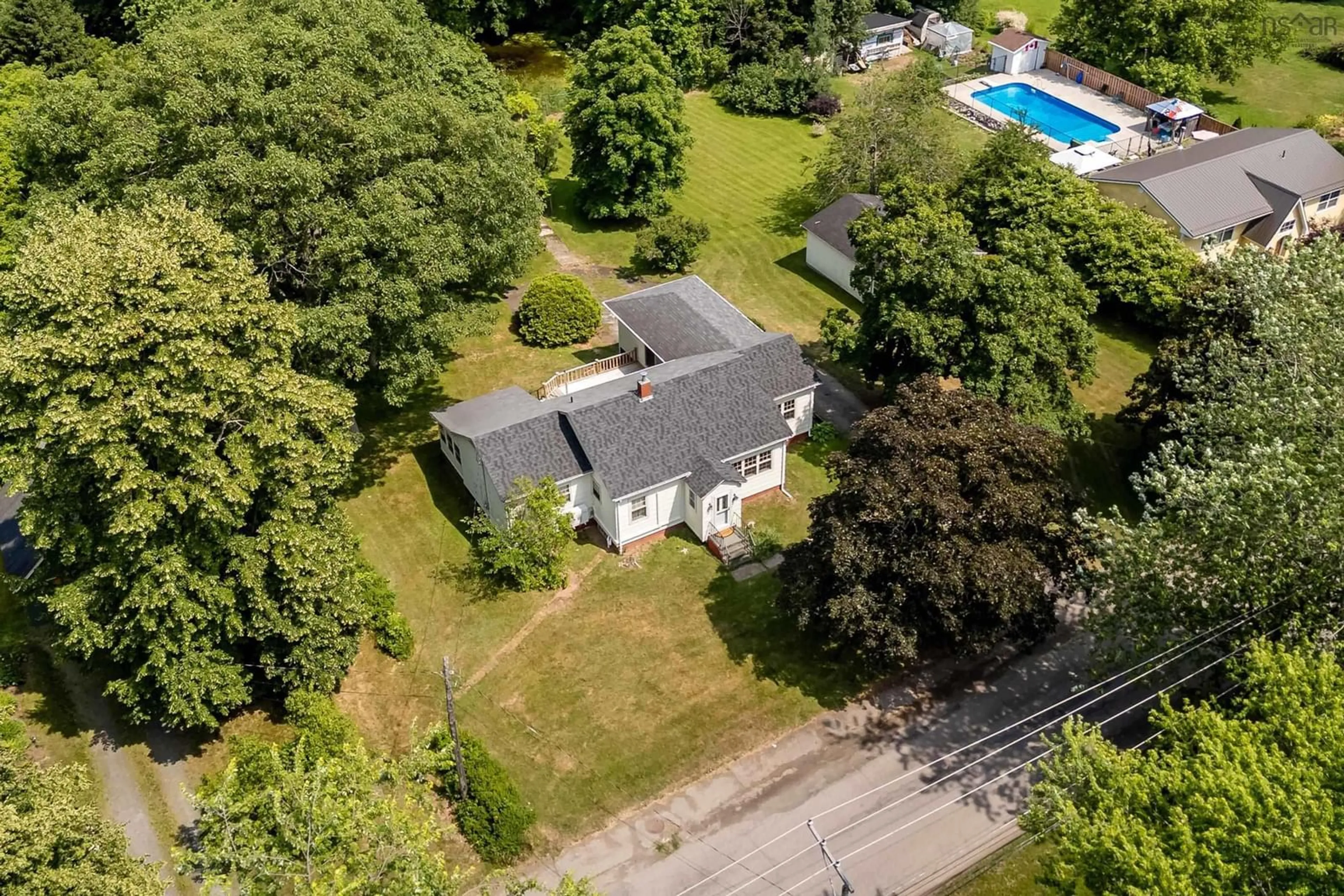 A pic from outside/outdoor area/front of a property/back of a property/a pic from drone, street for 122 Maple Ave, Berwick Nova Scotia B0P 1E0