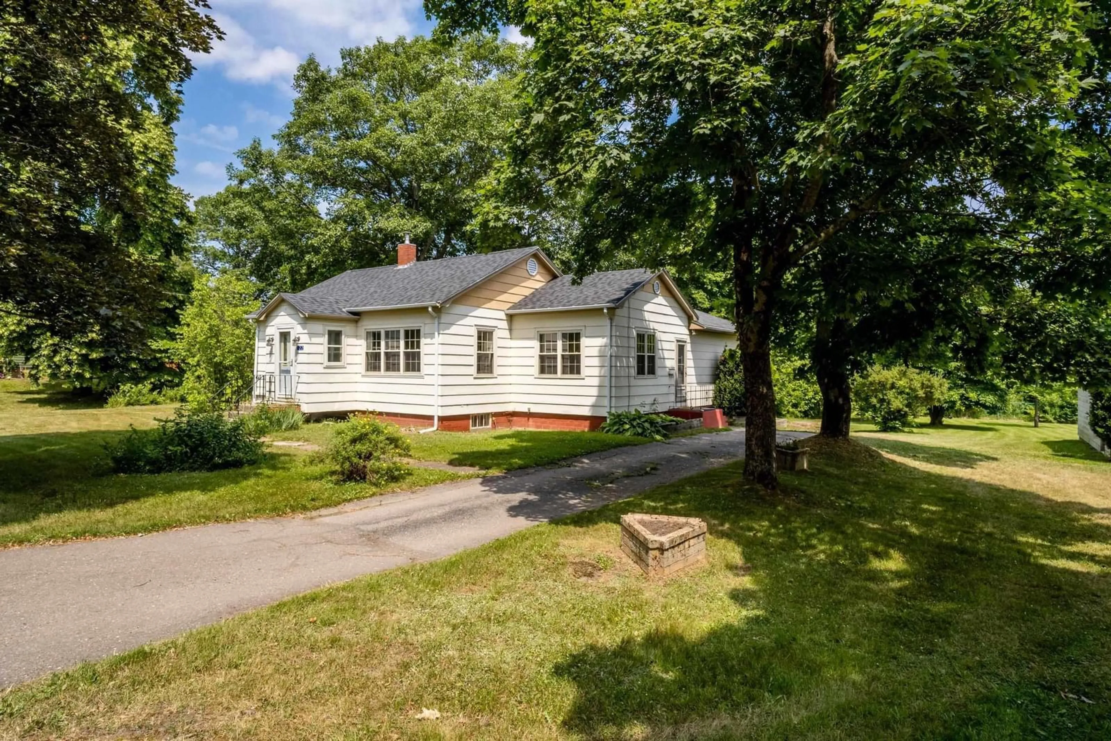 A pic from outside/outdoor area/front of a property/back of a property/a pic from drone, street for 122 Maple Ave, Berwick Nova Scotia B0P 1E0