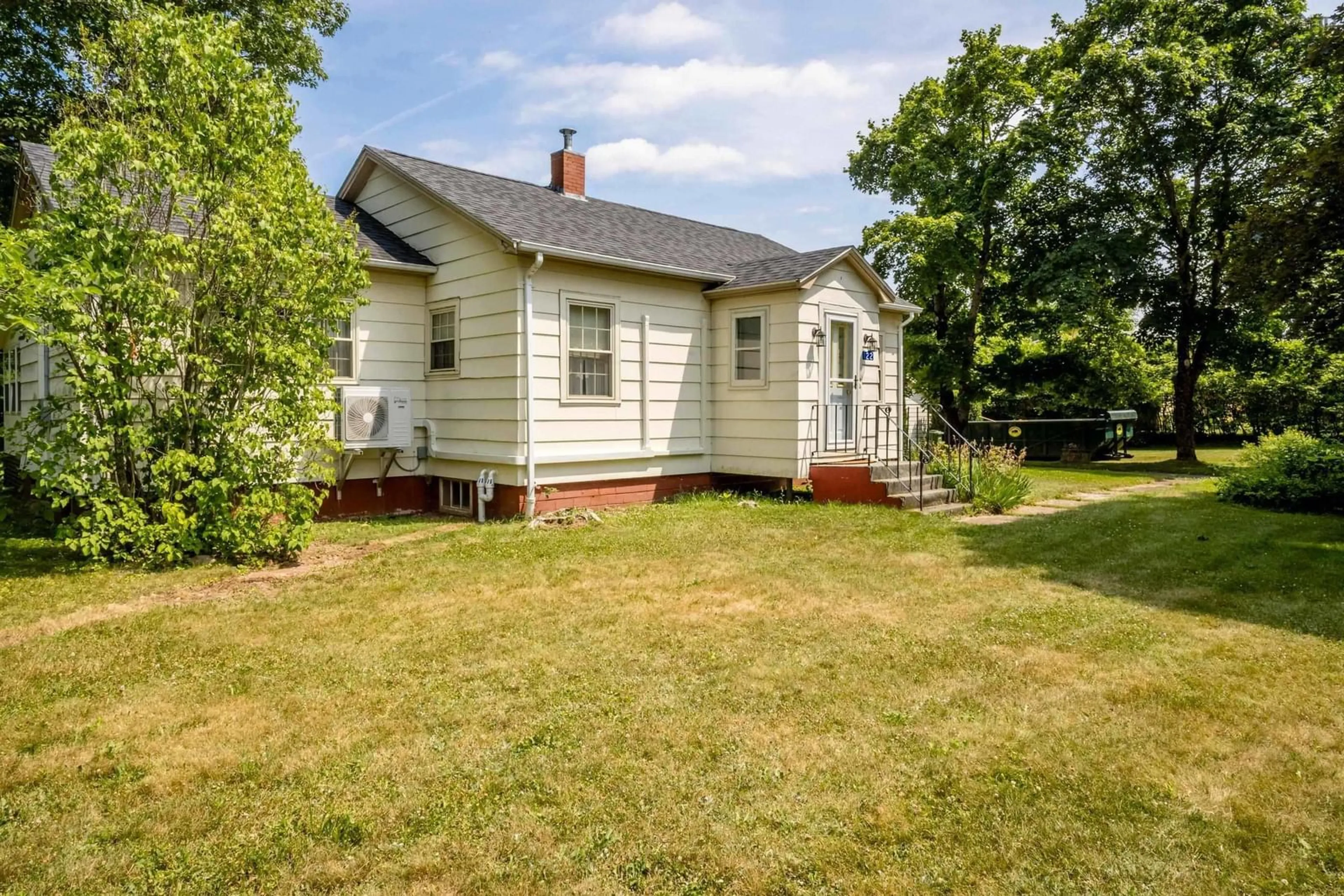 A pic from outside/outdoor area/front of a property/back of a property/a pic from drone, street for 122 Maple Ave, Berwick Nova Scotia B0P 1E0