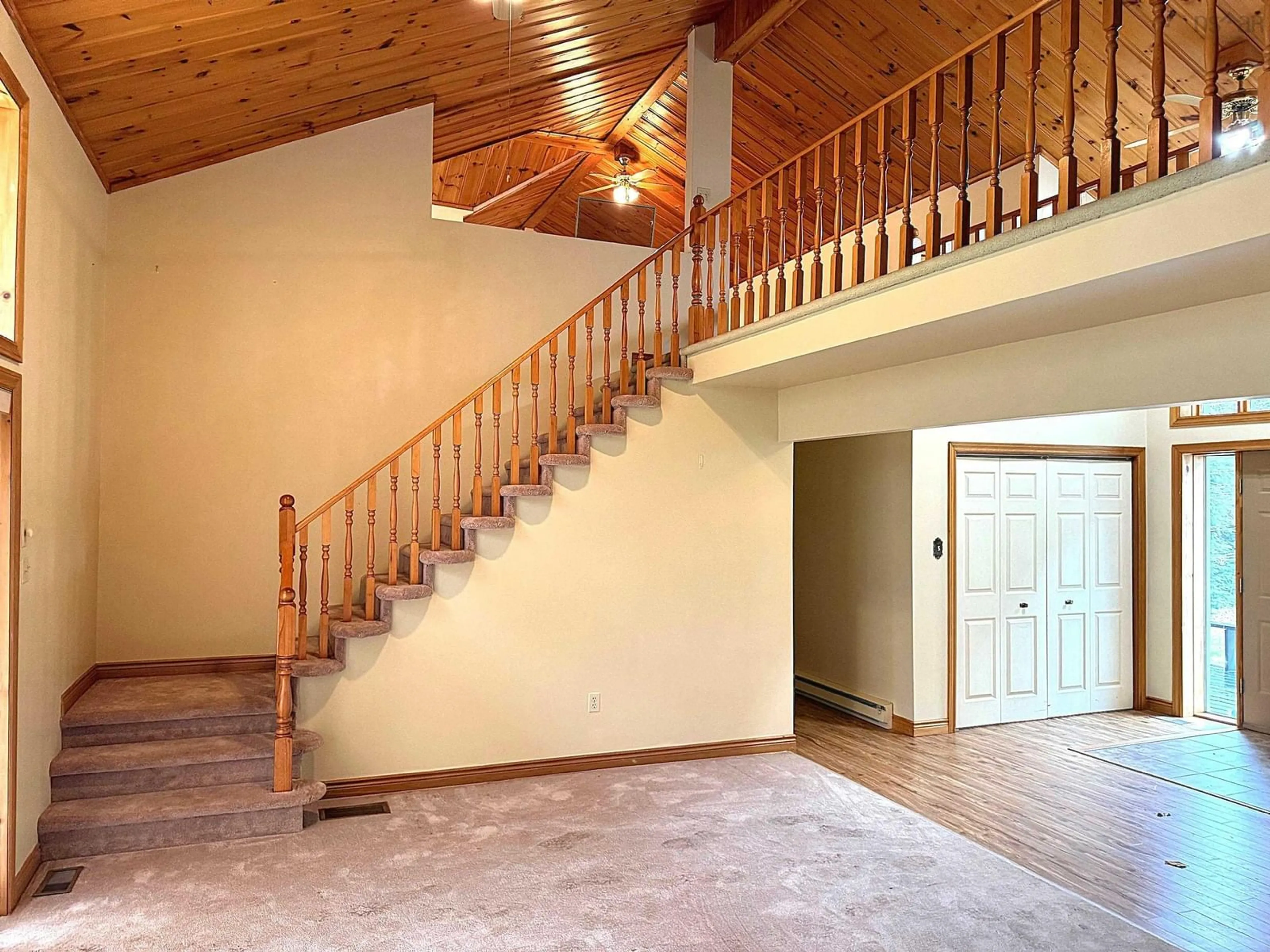Indoor foyer for 60 Lakeridge Dr, Beaver Bank Nova Scotia B4G 1C9