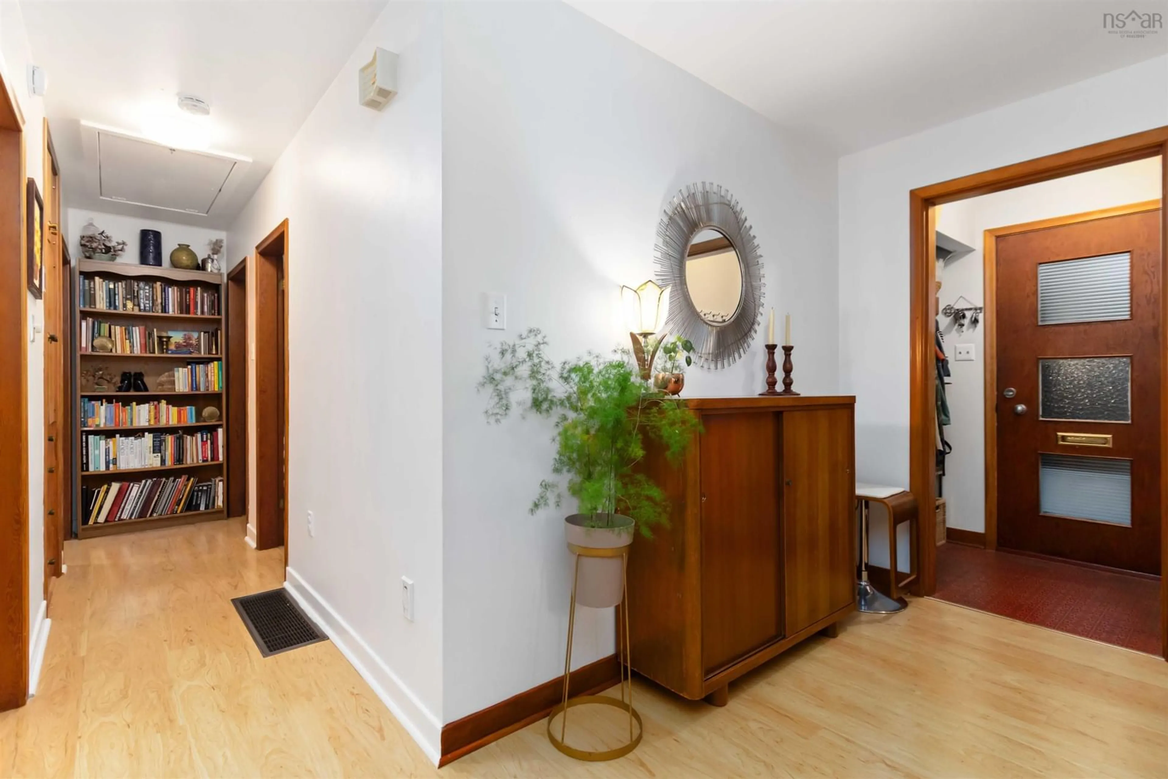 Indoor foyer for 16 Ellen Dr, Dartmouth Nova Scotia B2W 2J8