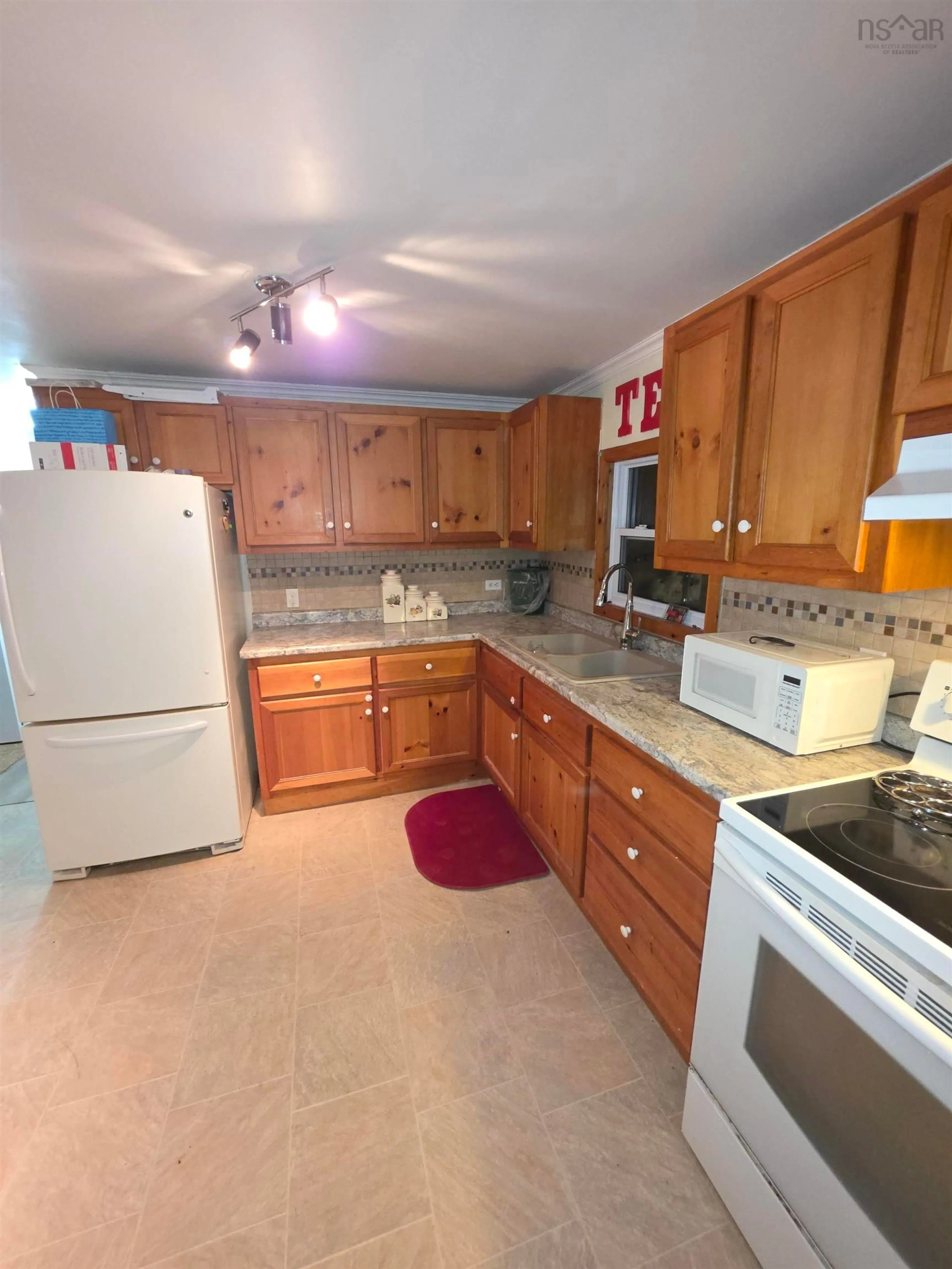 Standard kitchen, ceramic/tile floor for 67 Annapolis Rd, Shelburne Nova Scotia B0T 1W0