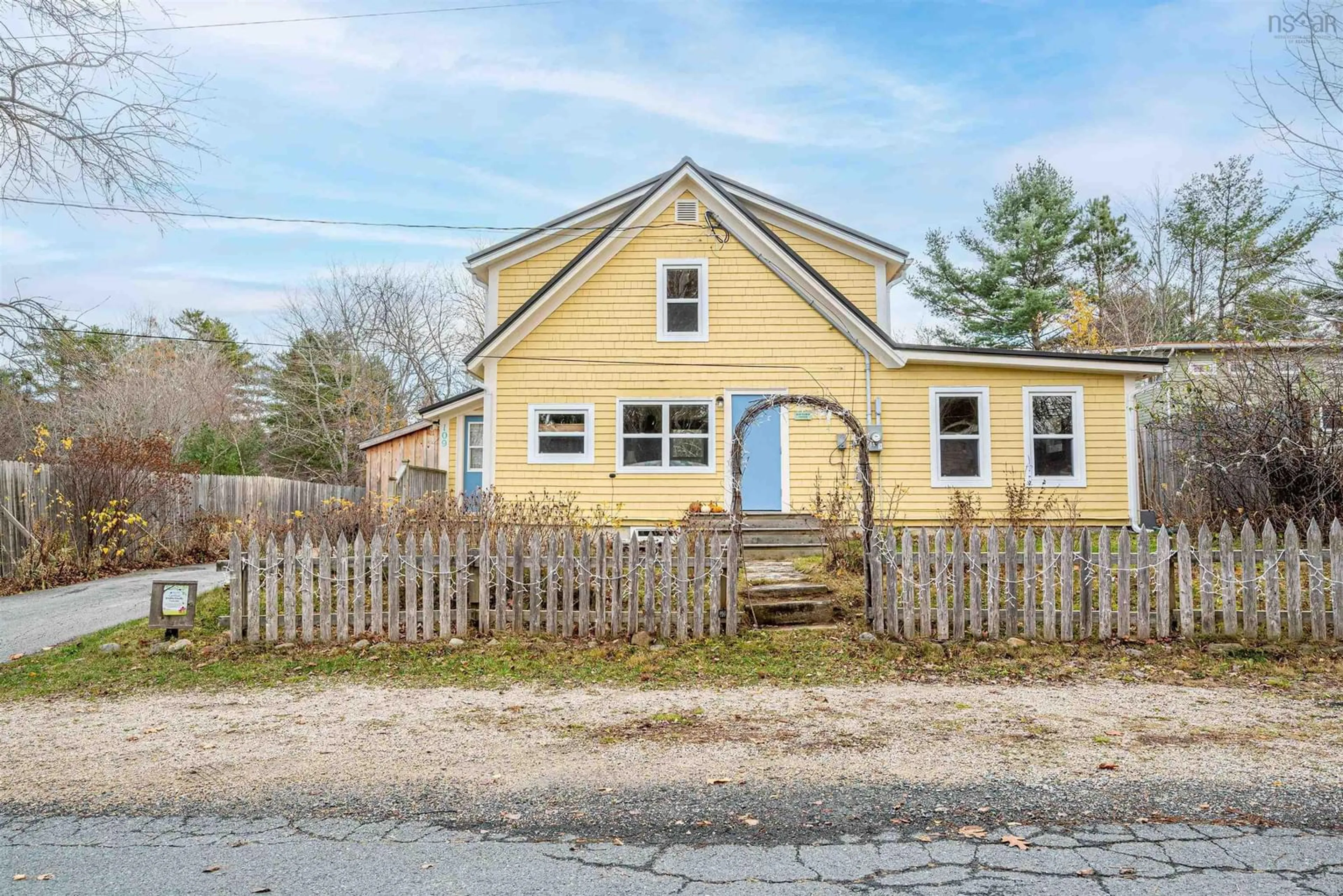 A pic from outside/outdoor area/front of a property/back of a property/a pic from drone, building for 109 Spruce St, Mahone Bay Nova Scotia B0J 2E0