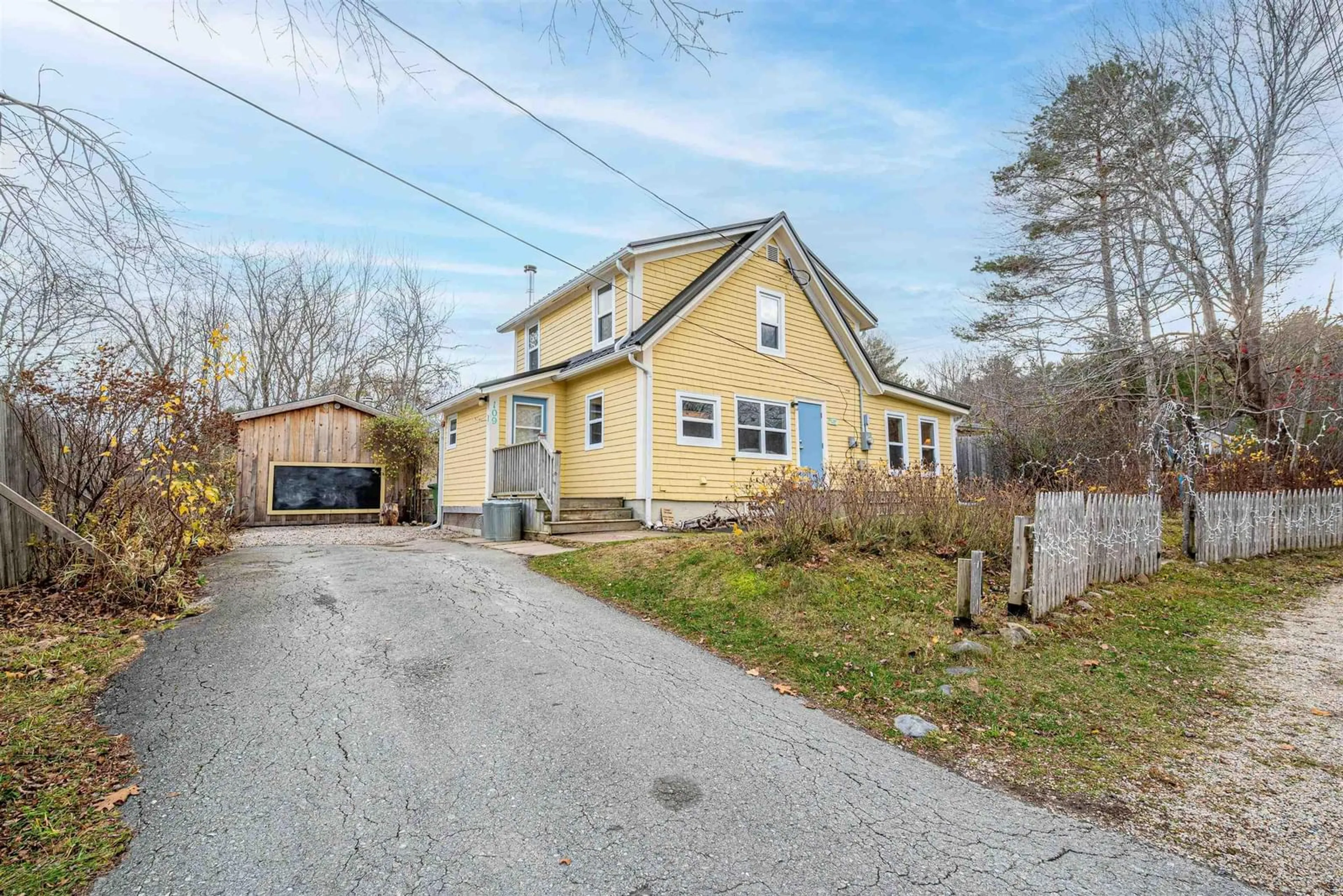 A pic from outside/outdoor area/front of a property/back of a property/a pic from drone, street for 109 Spruce St, Mahone Bay Nova Scotia B0J 2E0