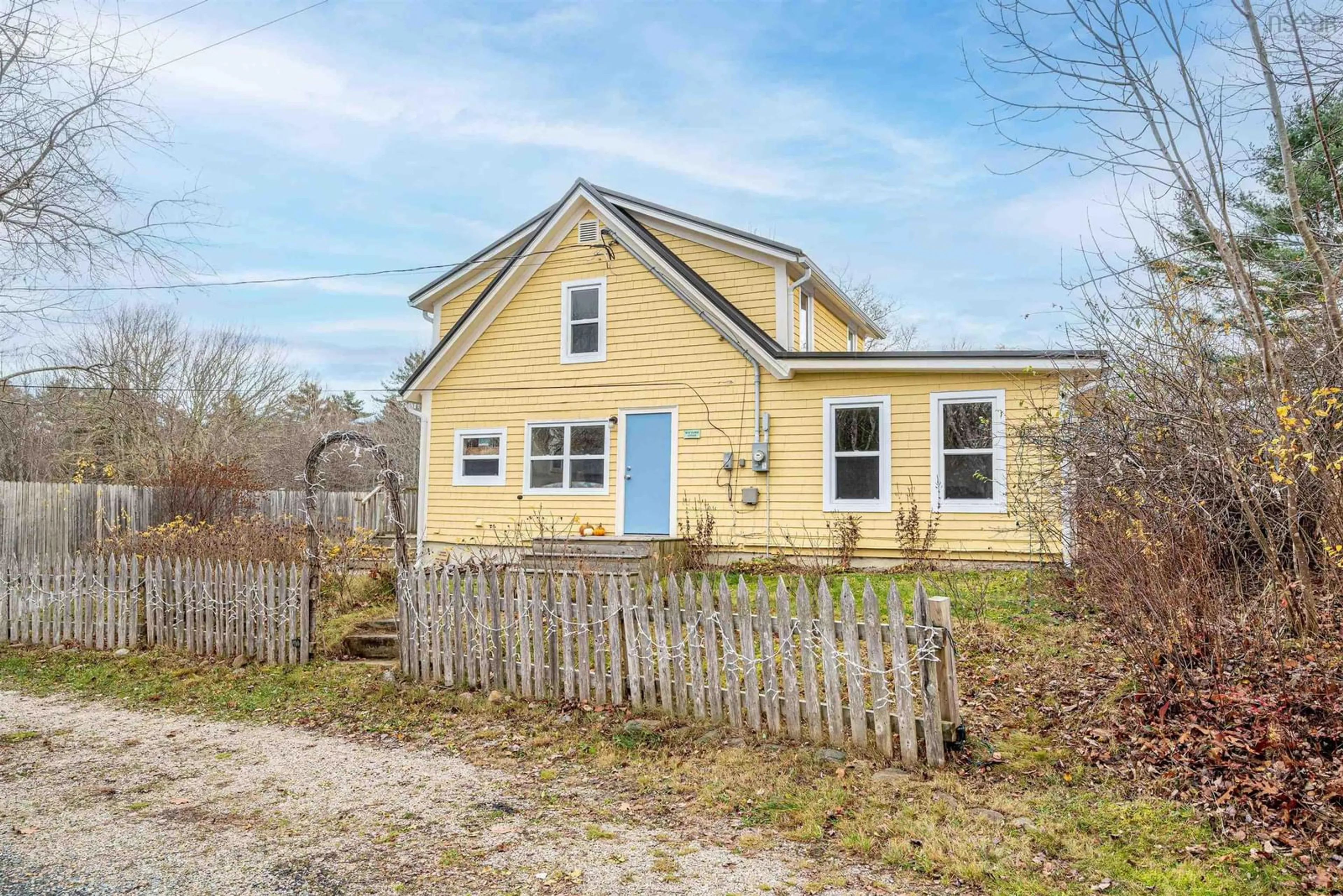 A pic from outside/outdoor area/front of a property/back of a property/a pic from drone, street for 109 Spruce St, Mahone Bay Nova Scotia B0J 2E0