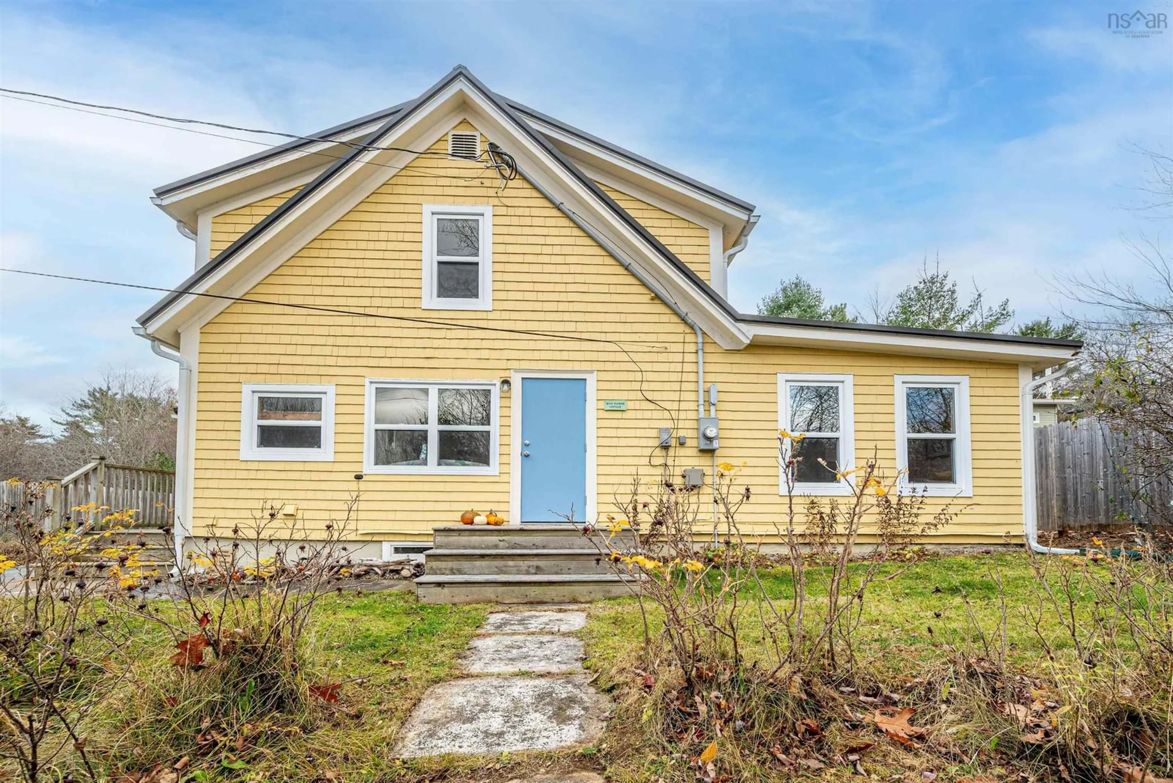 Home with vinyl exterior material, street for 109 Spruce St, Mahone Bay Nova Scotia B0J 2E0