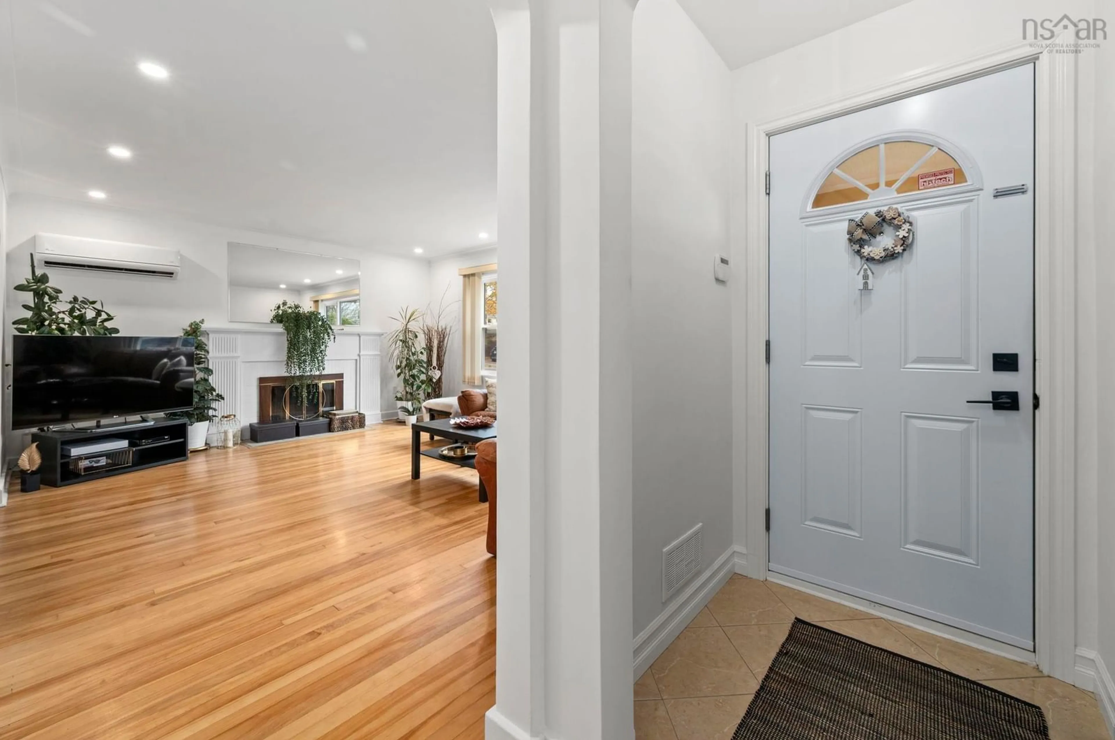 Indoor foyer for 3162 Romans Ave, Halifax Nova Scotia B3L 3W9
