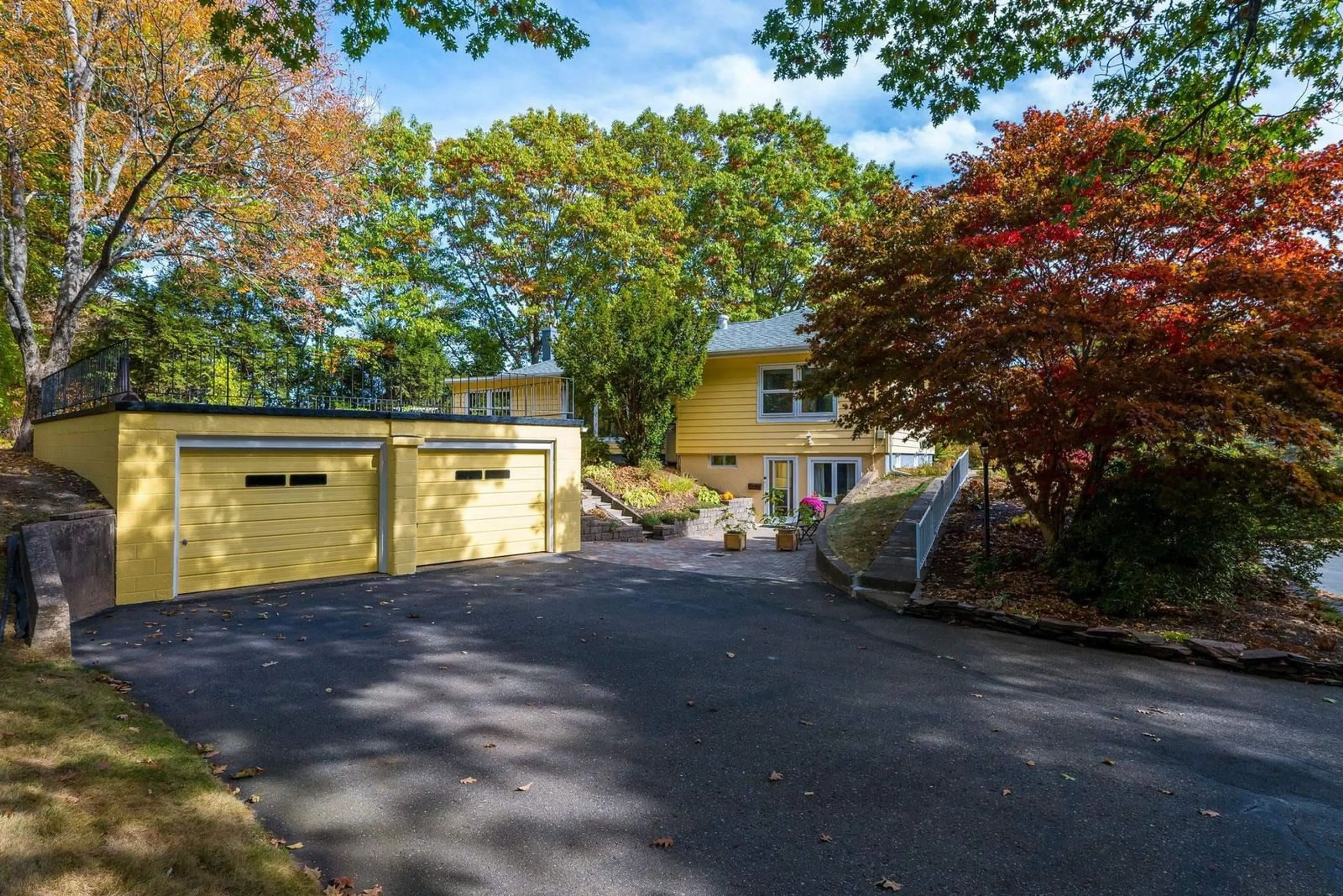 A pic from outside/outdoor area/front of a property/back of a property/a pic from drone, street for 19 Southview Ave, Kentville Nova Scotia B4N 1W3