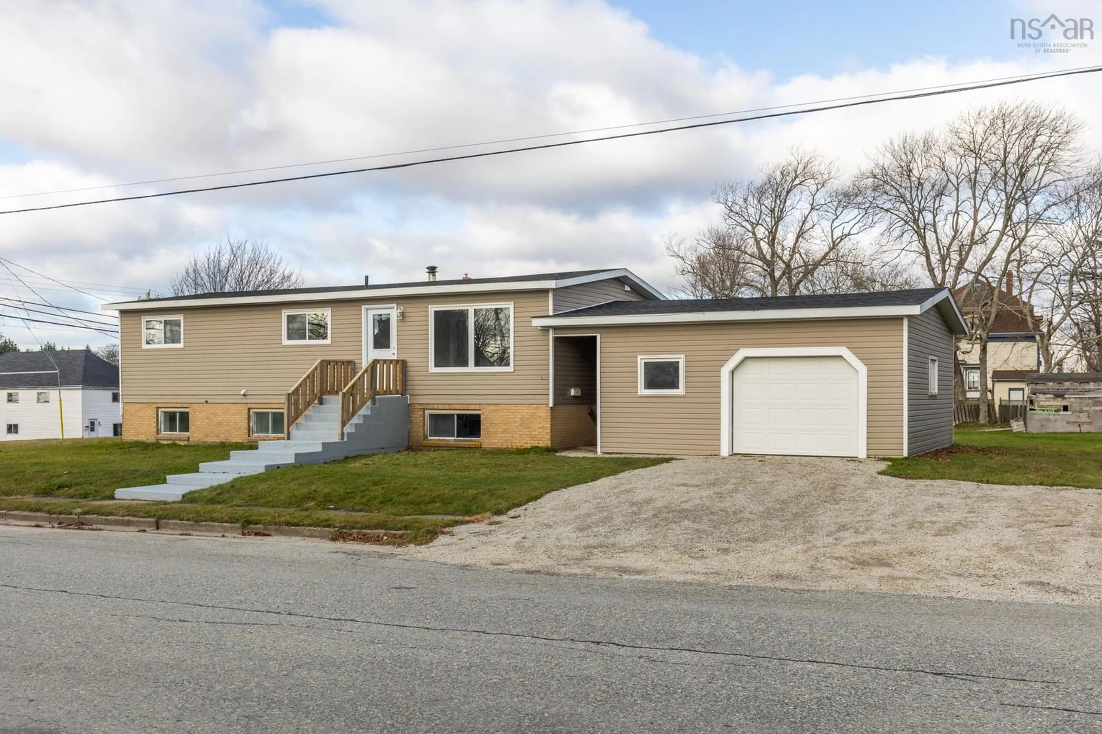 Home with vinyl exterior material, street for 2 Huntington St, Yarmouth Nova Scotia B5A 2R9
