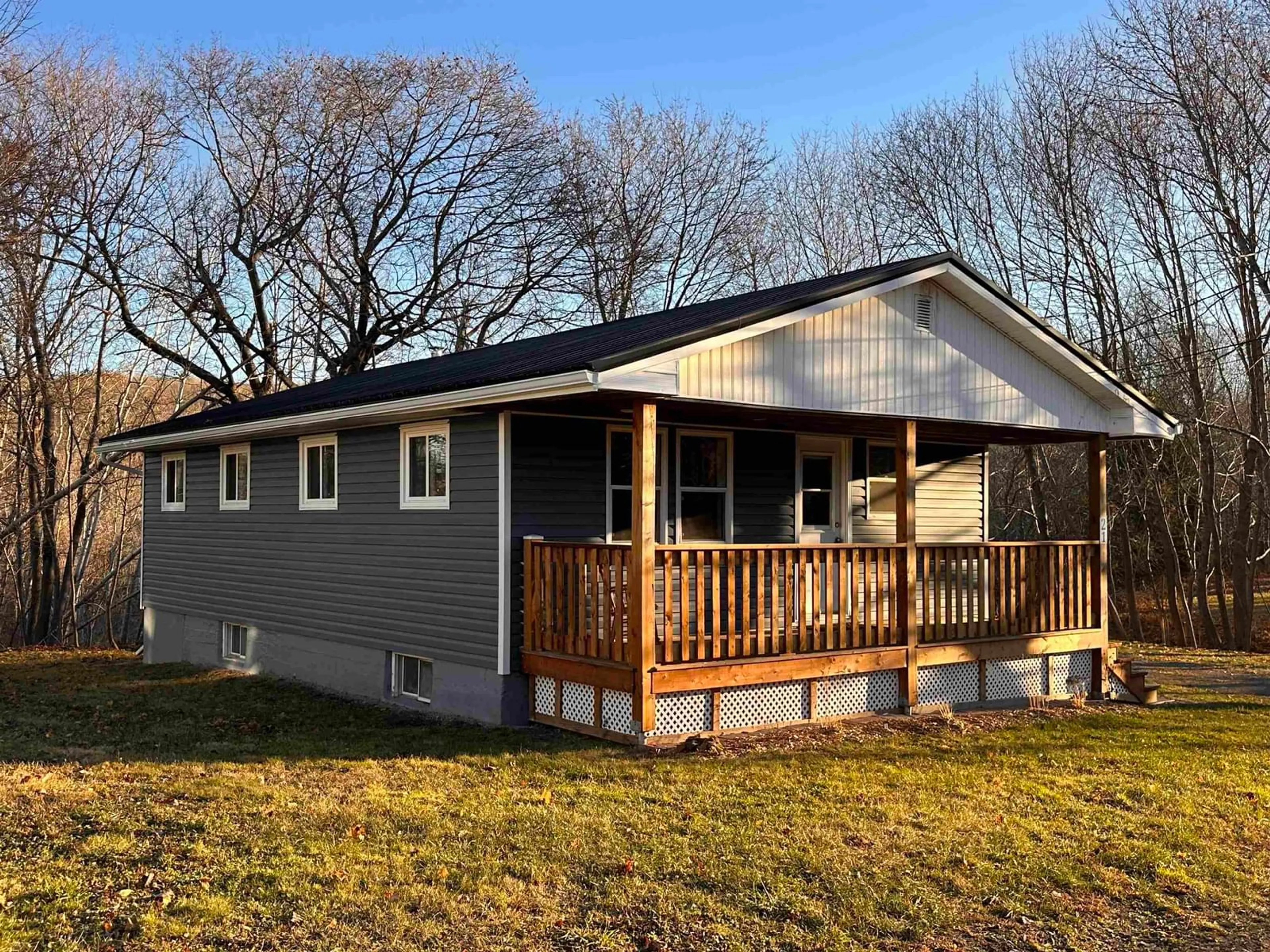 Home with vinyl exterior material, building for 21 Beech St, Trenton Nova Scotia B0K 1X0