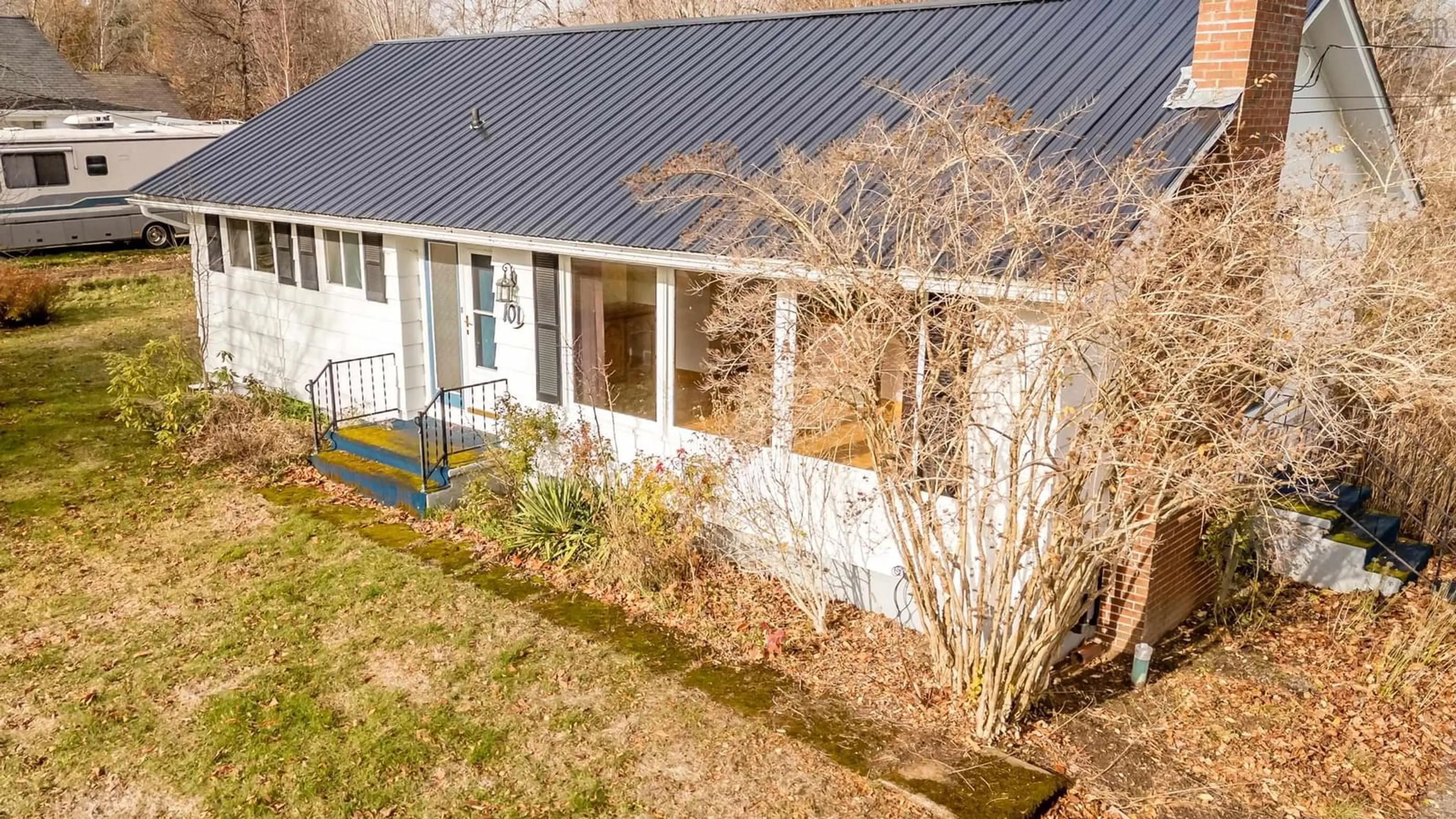 A pic from outside/outdoor area/front of a property/back of a property/a pic from drone, unknown for 101 Union St, Berwick Nova Scotia B0P 1E0