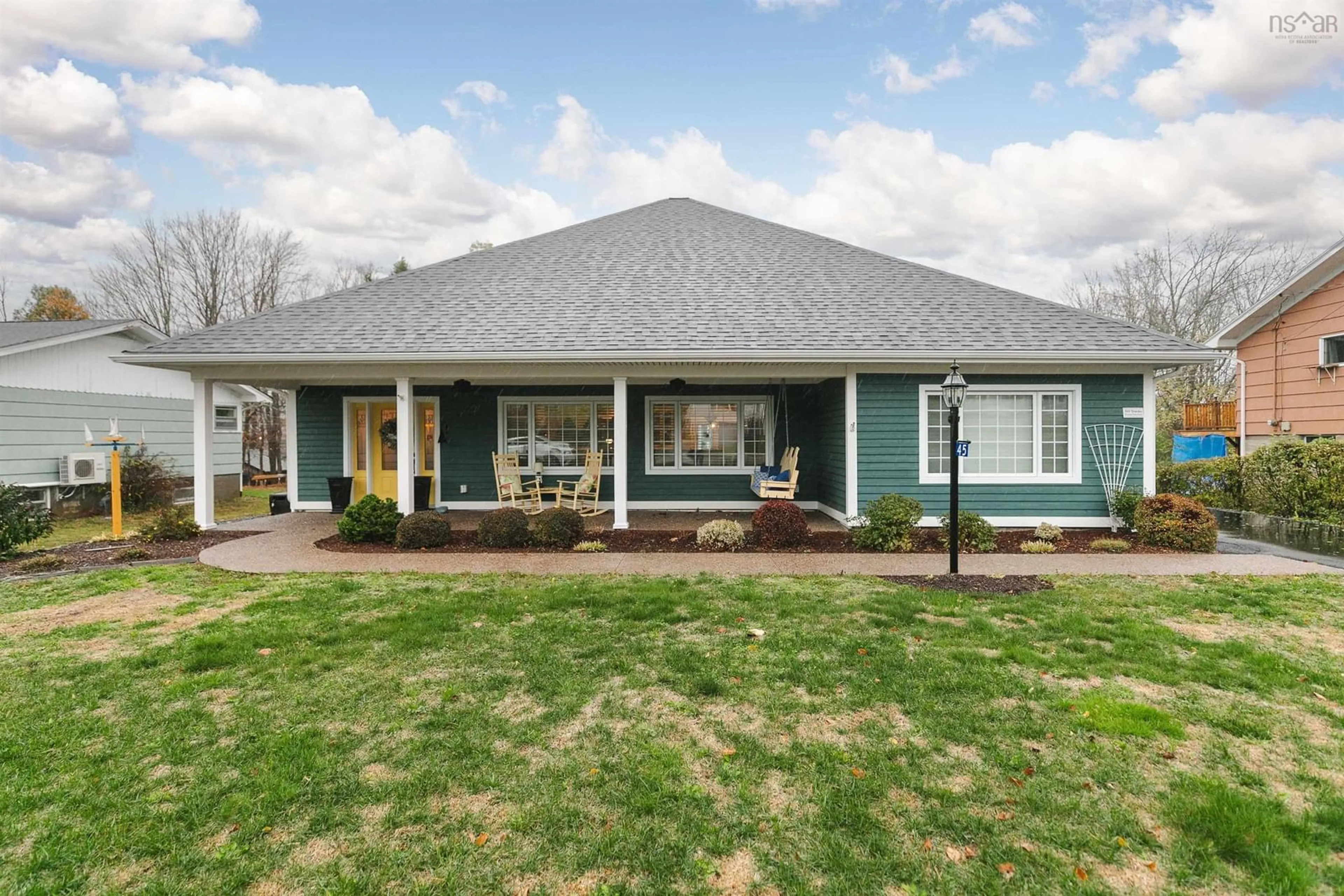 Home with vinyl exterior material, unknown for 45 Pleasant St, Mahone Bay Nova Scotia B0J 2E0