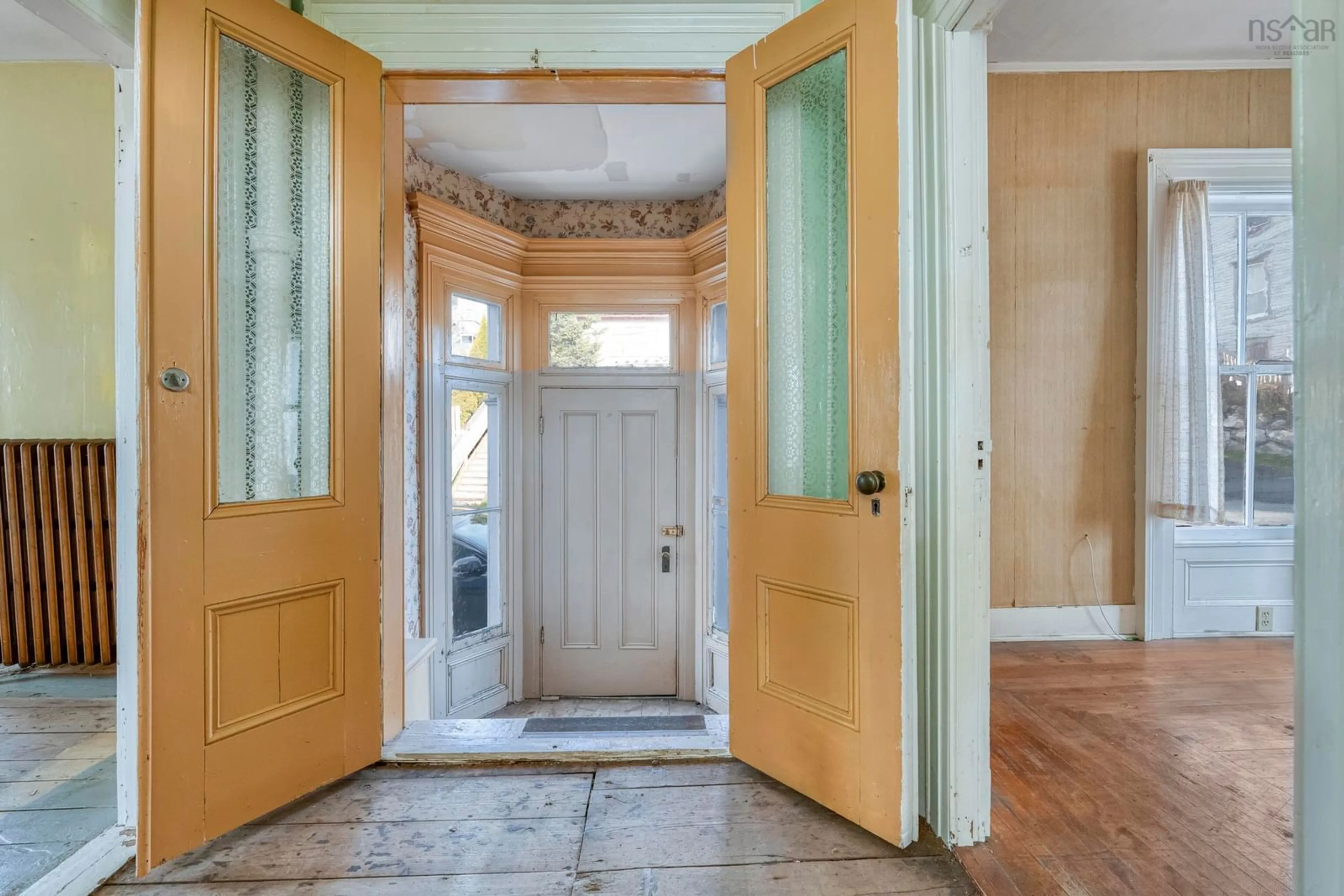 Indoor entryway for 200 Montague St, Lunenburg Nova Scotia B0J 2C0