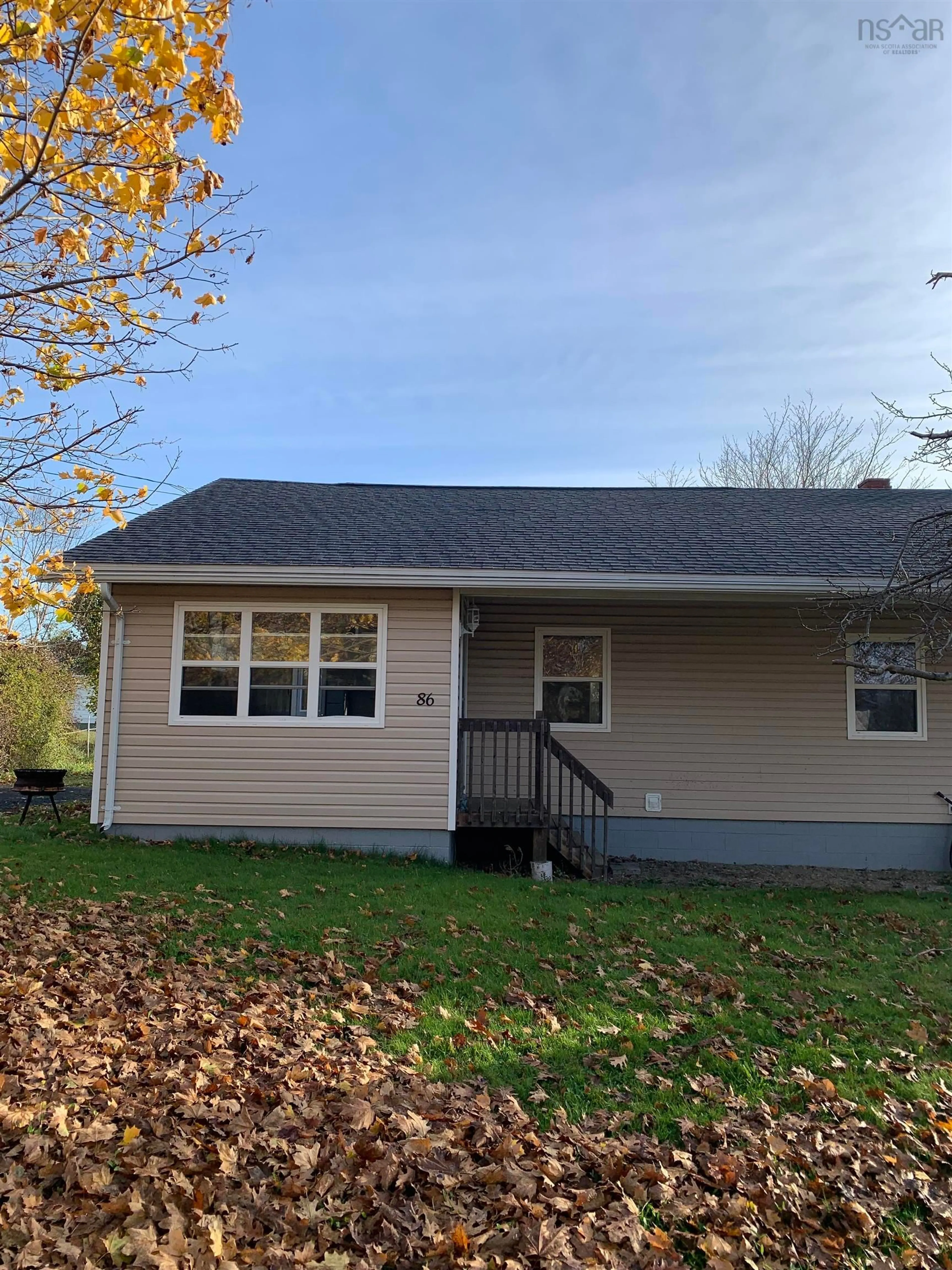 Home with vinyl exterior material, street for 86 Third Avenue, Digby Nova Scotia B0V 1A0