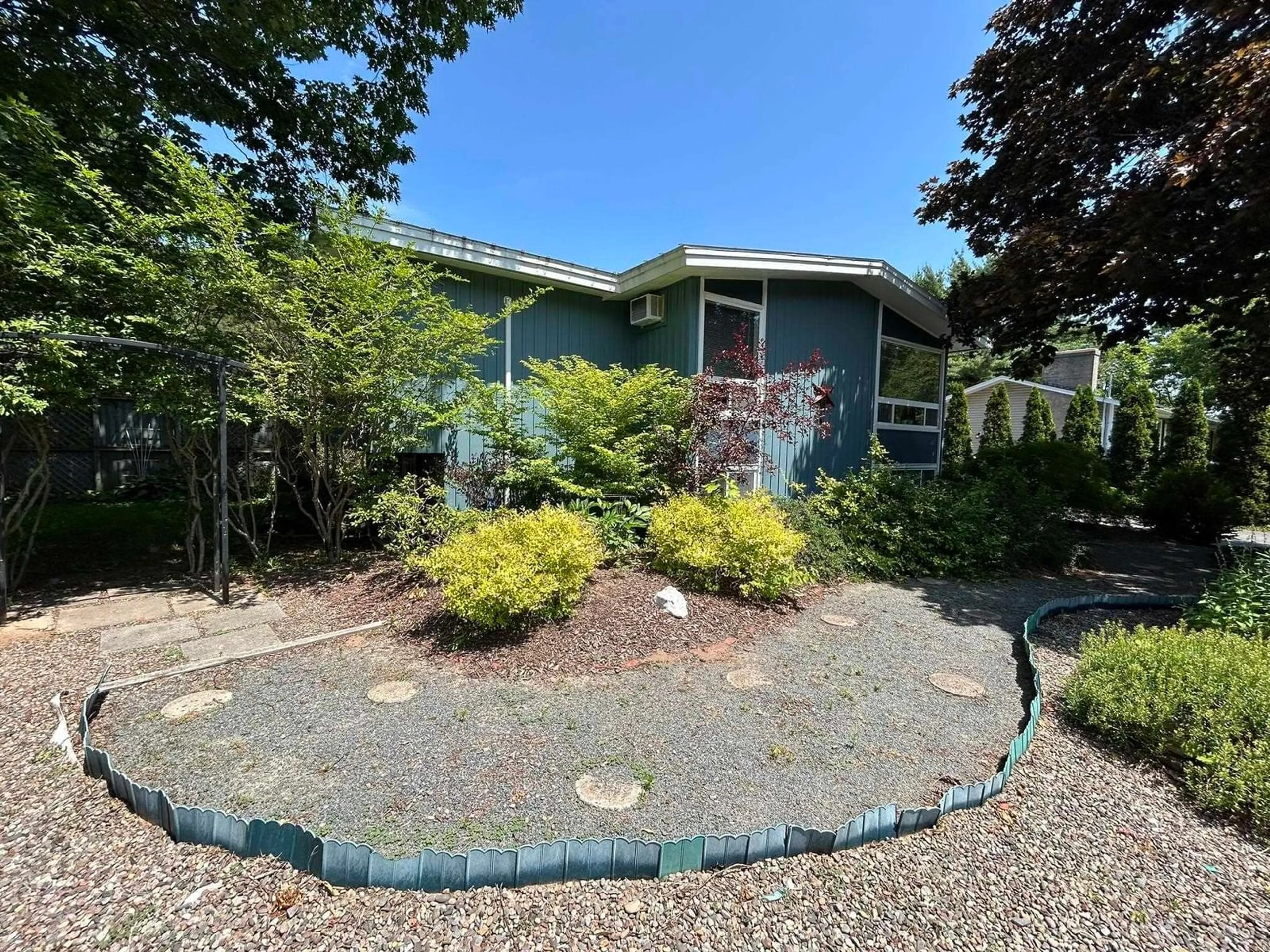 A pic from outside/outdoor area/front of a property/back of a property/a pic from drone, unknown for 45 Redden Ave, New Minas Nova Scotia B4N 3H8