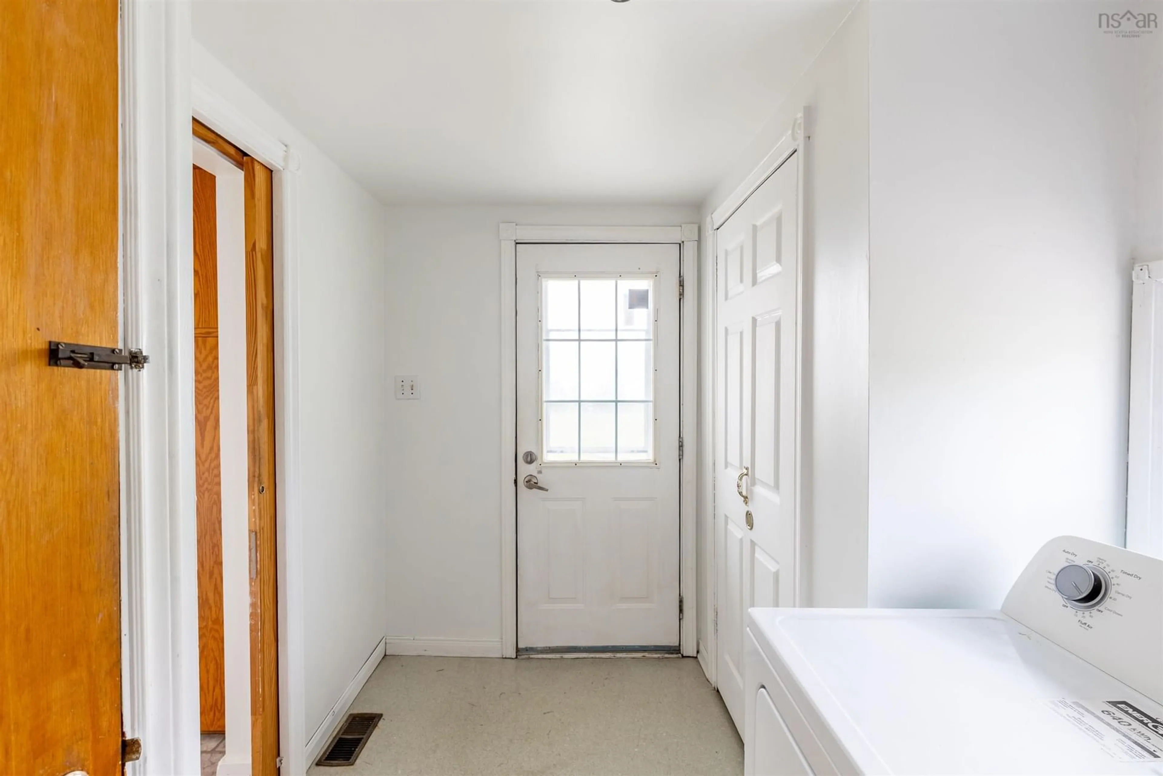 Indoor entryway for 1415 Highway 304, Cape Forchu Nova Scotia B5A 5G7