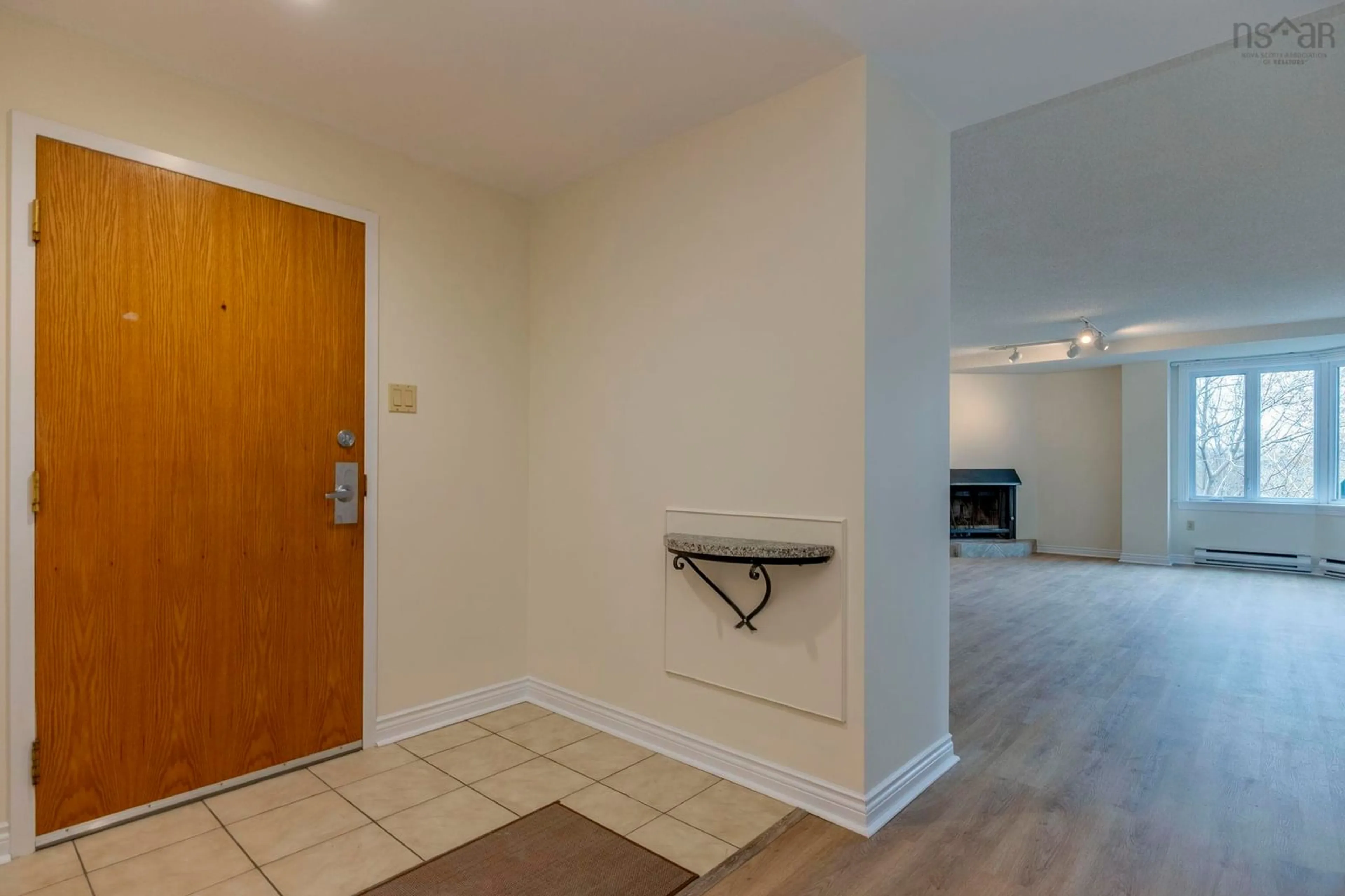 Indoor entryway for 1350 Oxford St #110, Halifax Nova Scotia B3H 3Y8