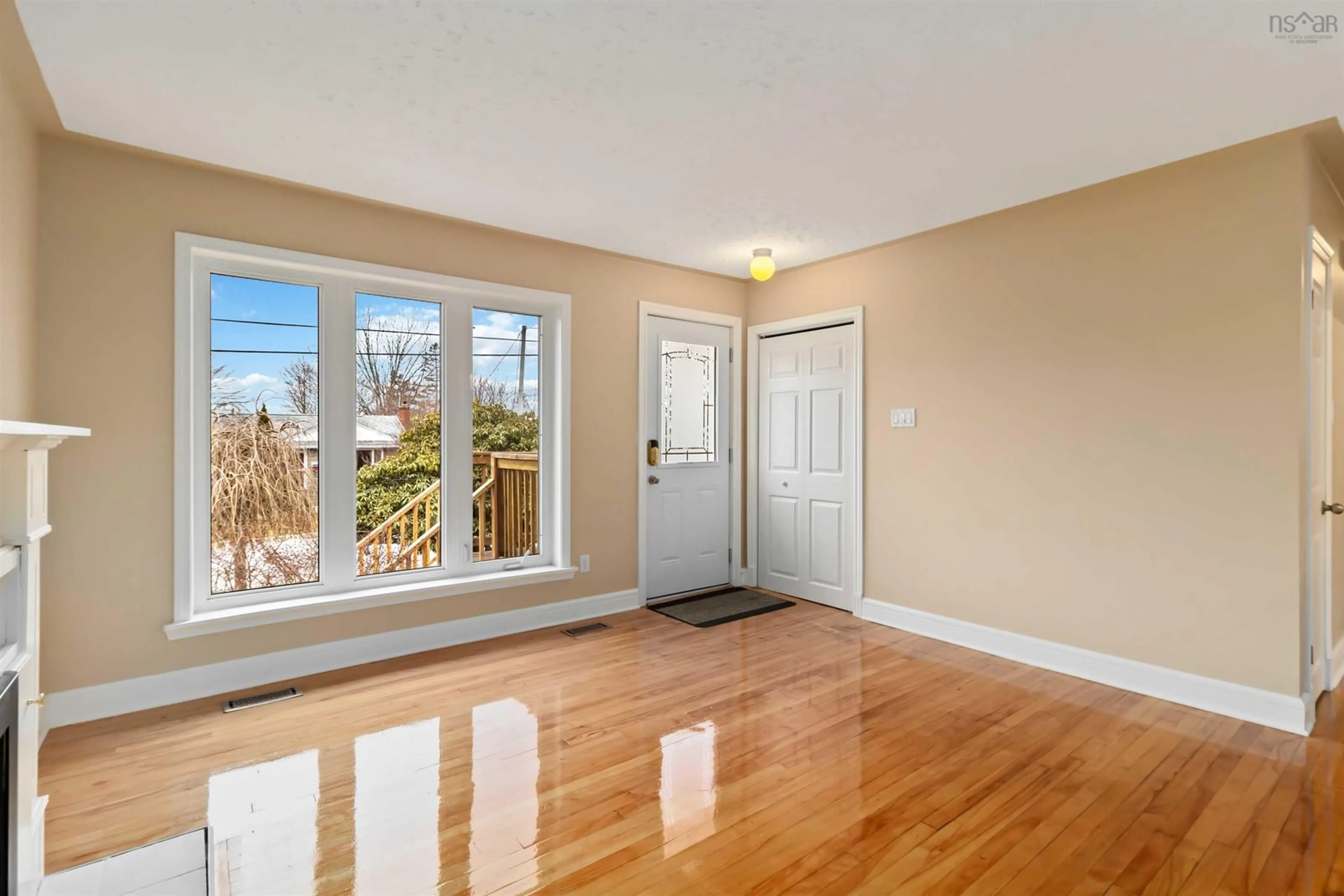 Indoor entryway for 16 Pauline Cres, Dartmouth Nova Scotia B2W 2A6