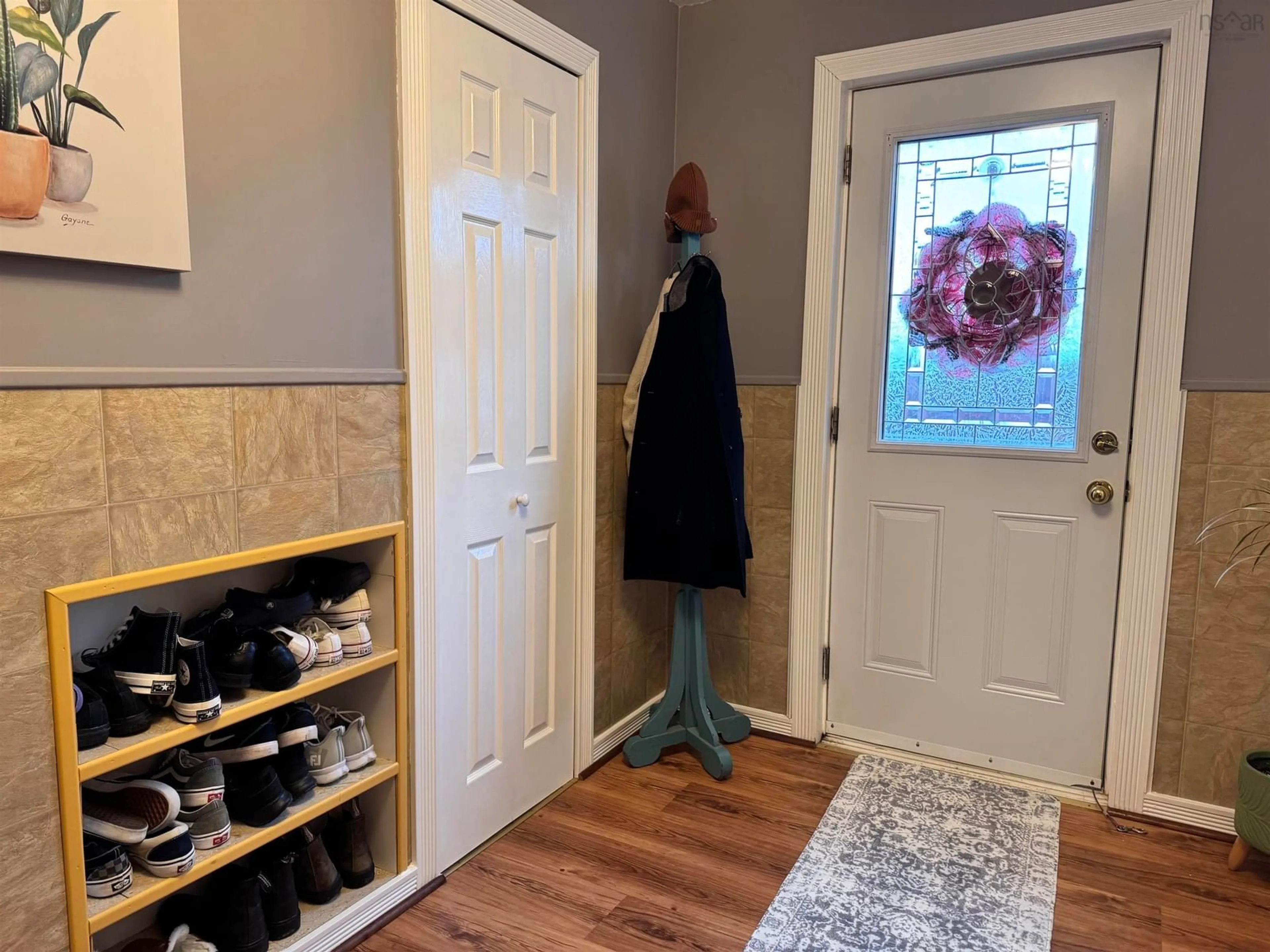 Indoor entryway for 100 Highland St, Glace Bay Nova Scotia B1A 2V1