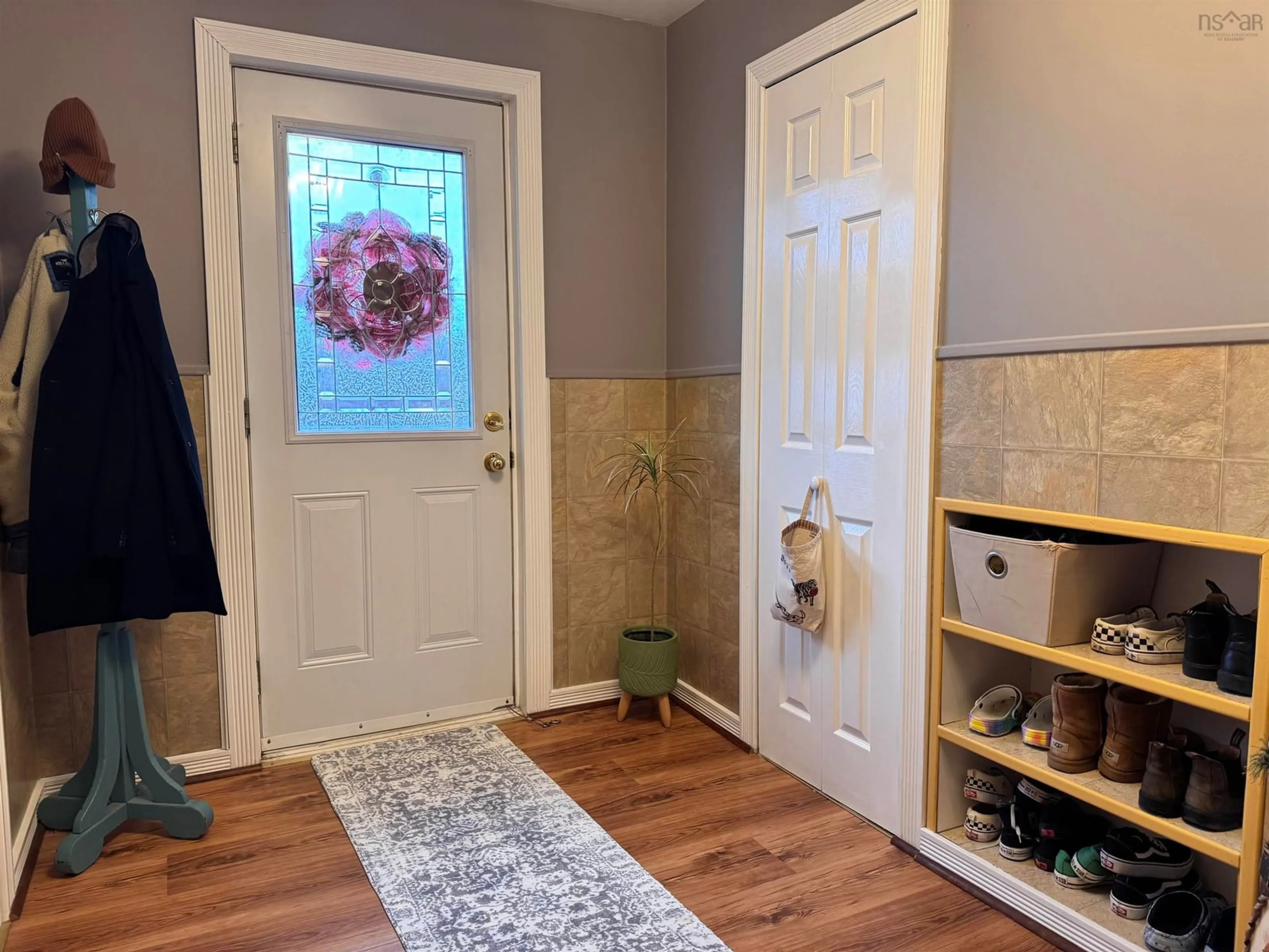 Indoor entryway for 100 Highland St, Glace Bay Nova Scotia B1A 2V1