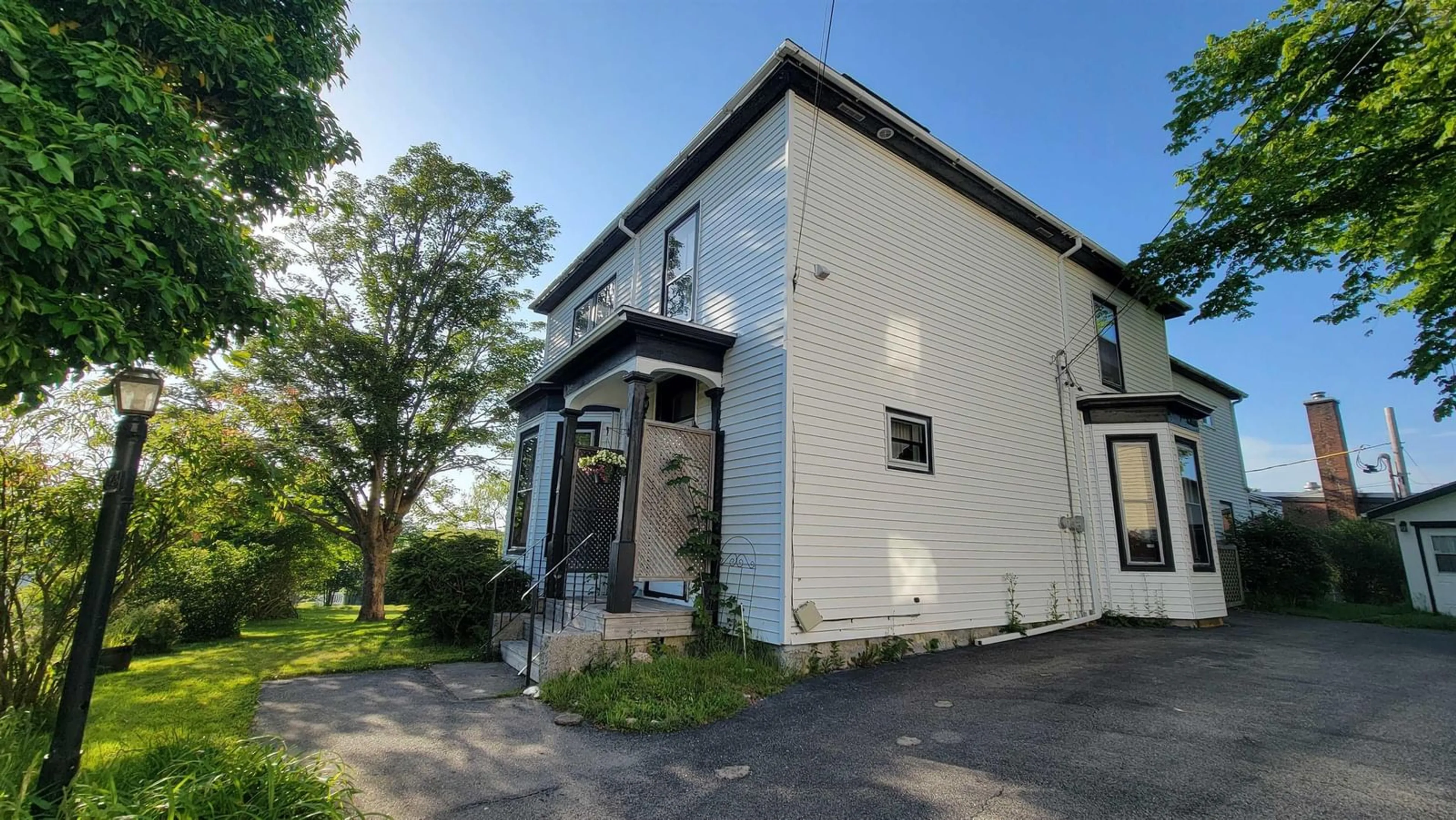 A pic from outside/outdoor area/front of a property/back of a property/a pic from drone, building for 22 Baker St, Yarmouth Nova Scotia B5A 2W9