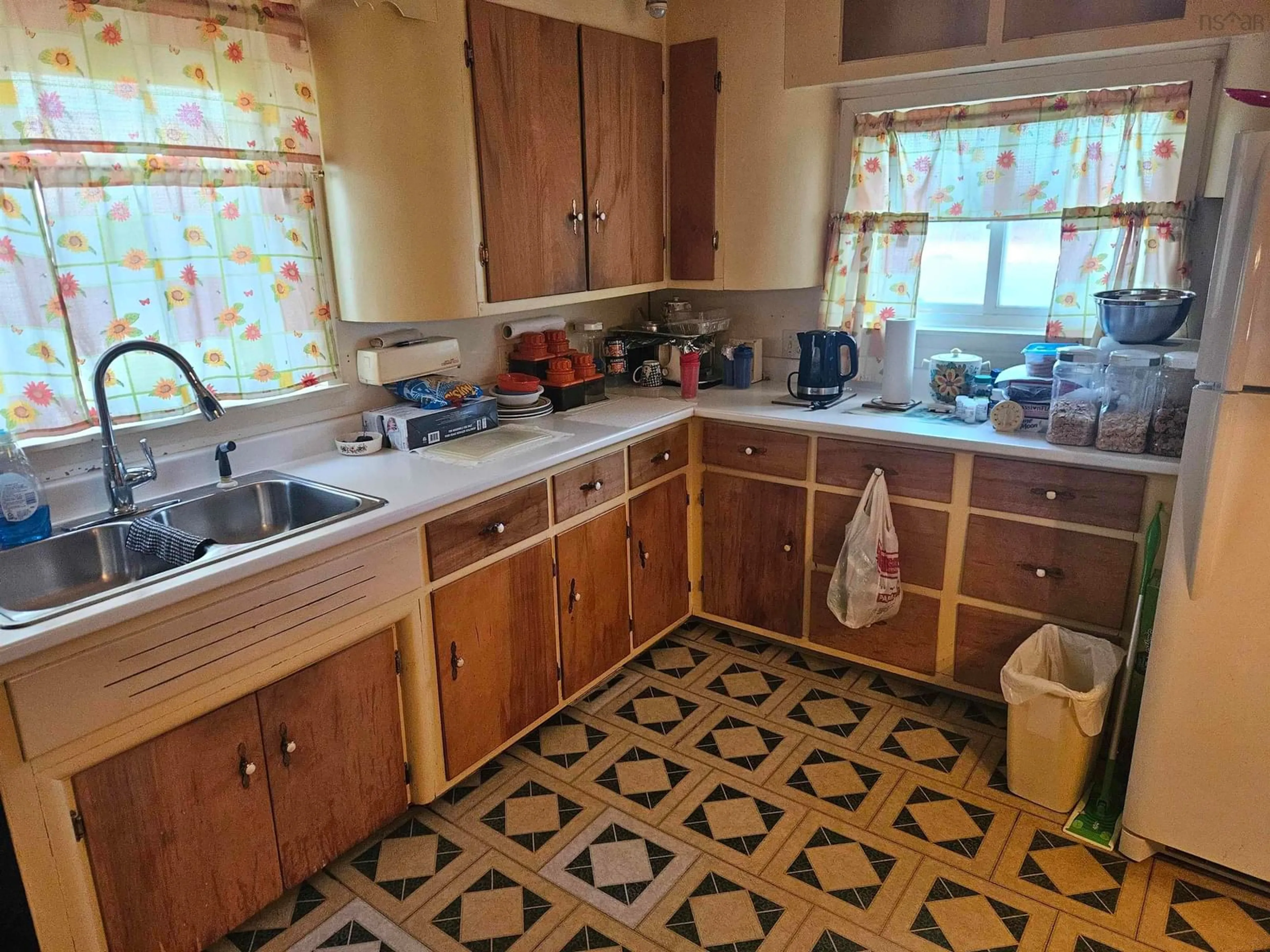Standard kitchen, ceramic/tile floor for 200 Reserve St, Glace Bay Nova Scotia B1A 4W5