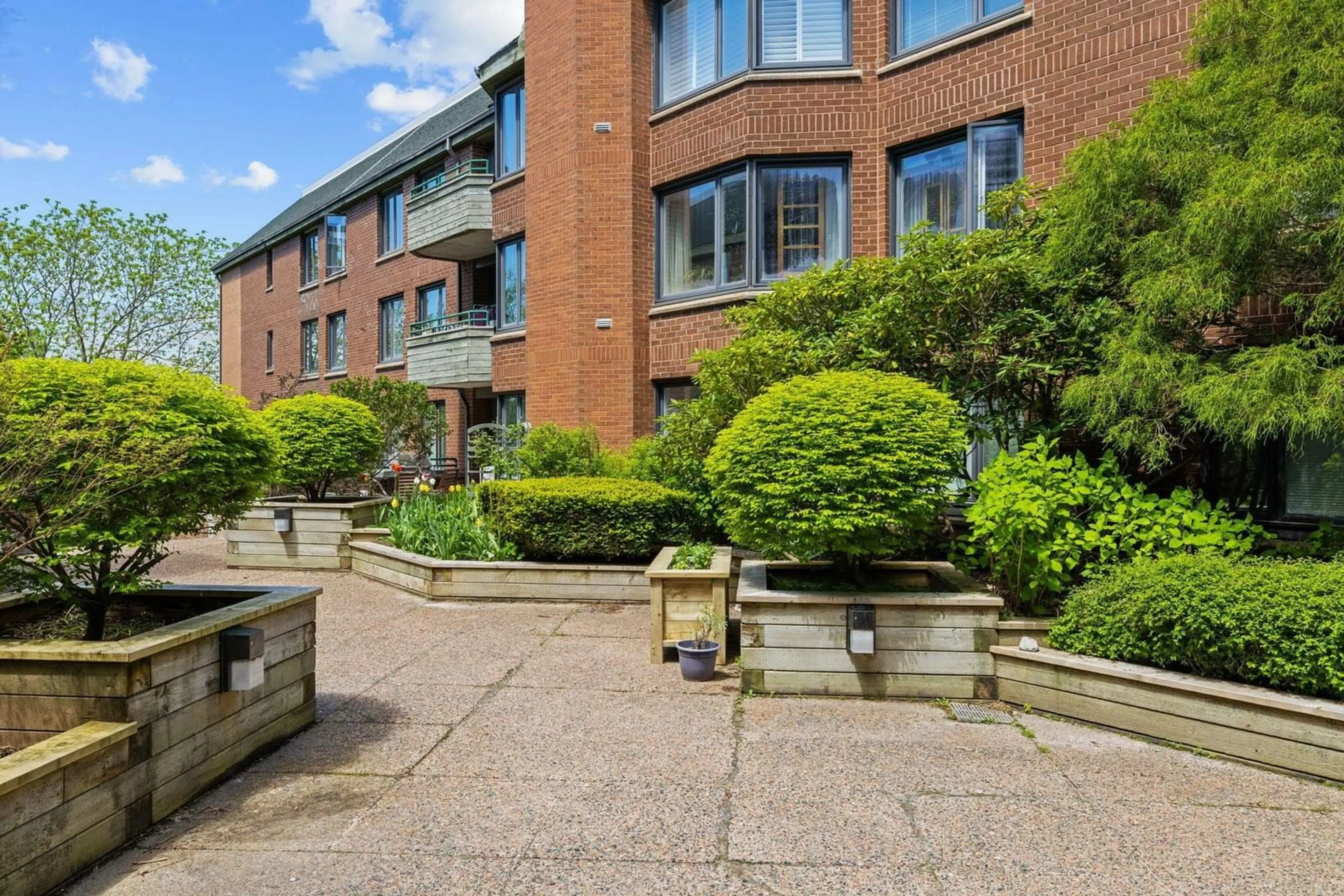 A pic from outside/outdoor area/front of a property/back of a property/a pic from drone, building for 1350 Oxford St #114, Halifax Nova Scotia B3H 2Y8