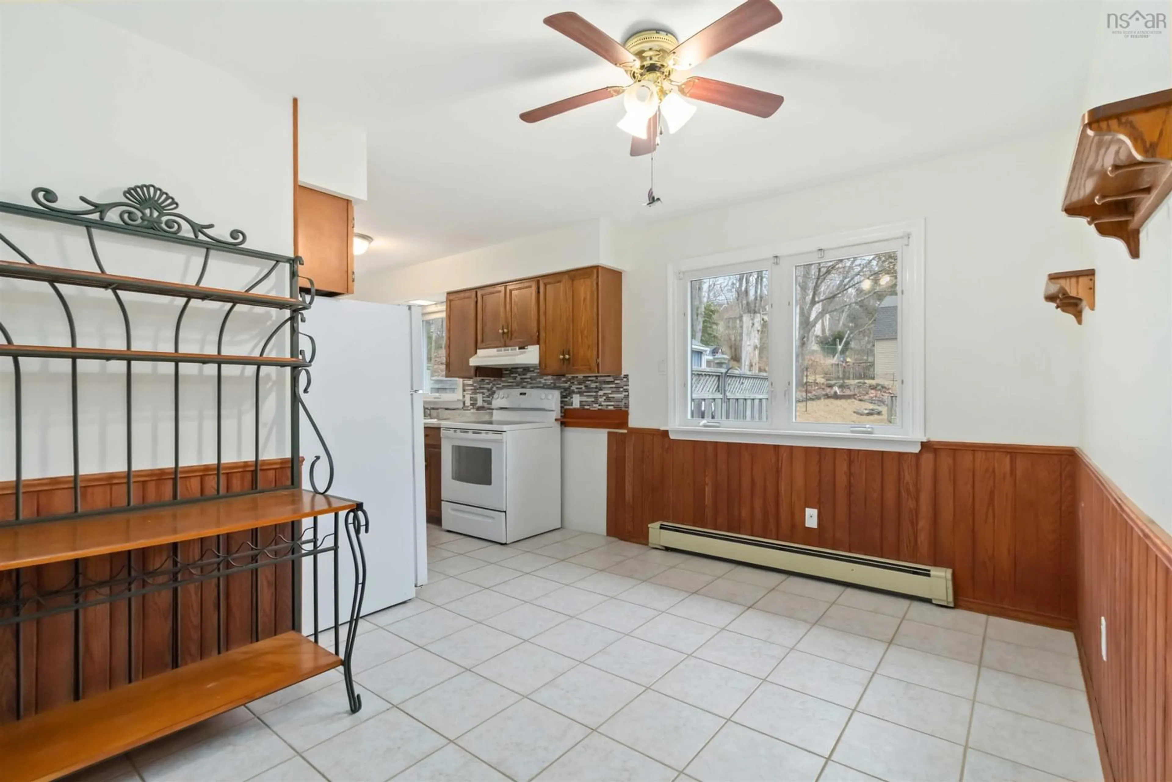 Standard kitchen, unknown for 5 Main St, Bedford Nova Scotia B4A 2M5