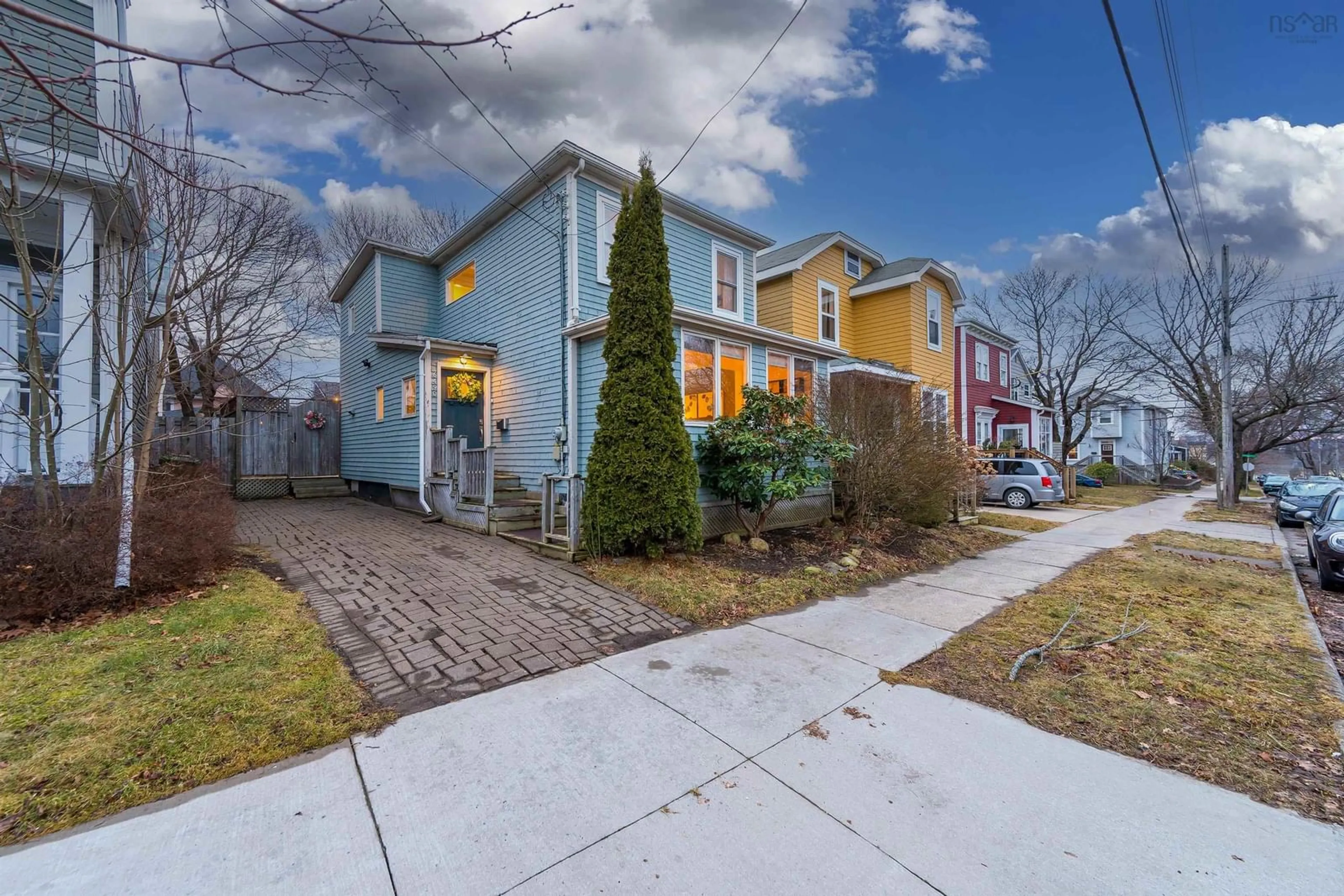 A pic from outside/outdoor area/front of a property/back of a property/a pic from drone, street for 6490 London St, Halifax Nova Scotia B3L 1X4