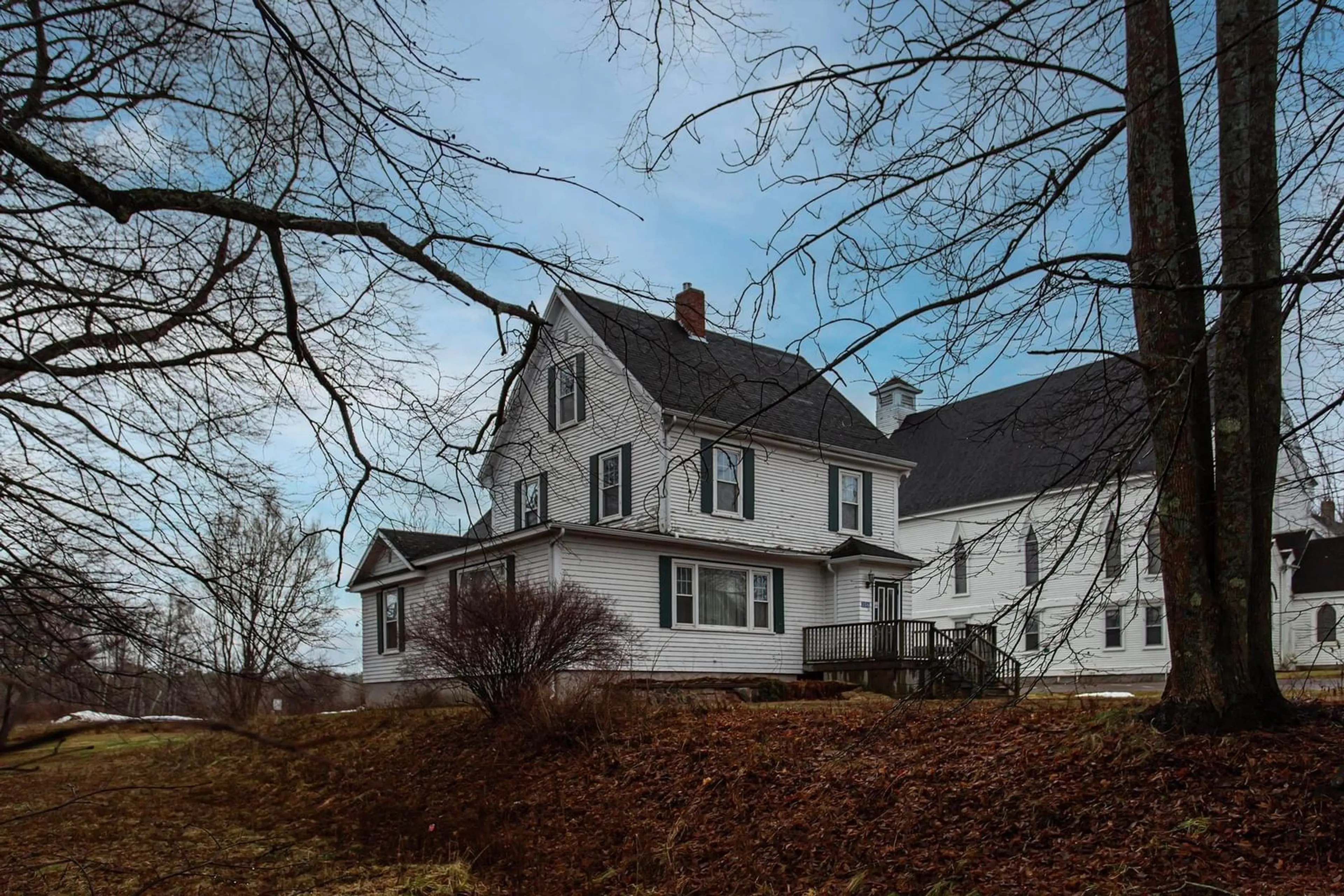 A pic from outside/outdoor area/front of a property/back of a property/a pic from drone, unknown for 206 Main St, Middleton Nova Scotia B0S 1P0