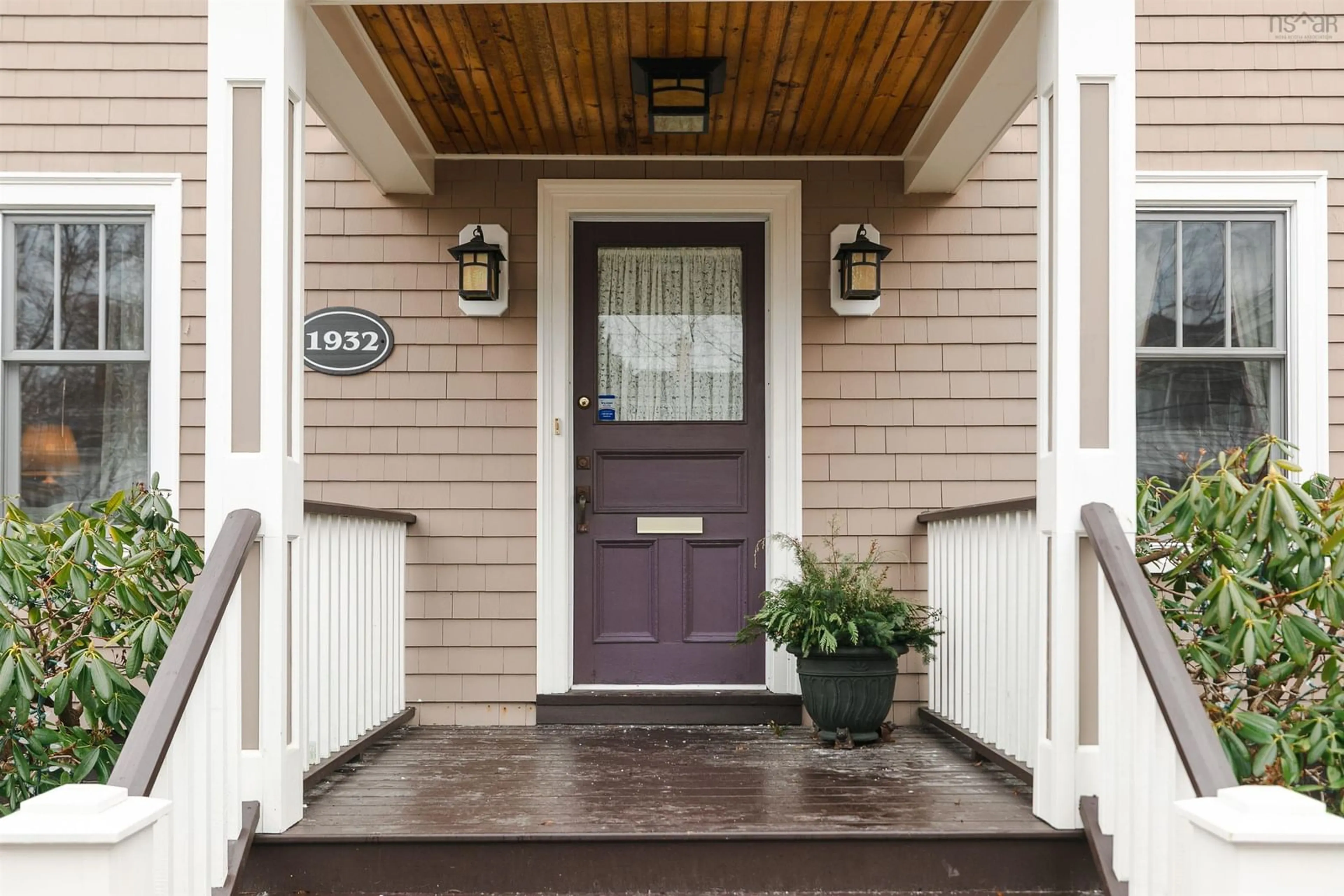 Indoor entryway for 1932 Rosebank Ave, Halifax Nova Scotia B3H 4C7