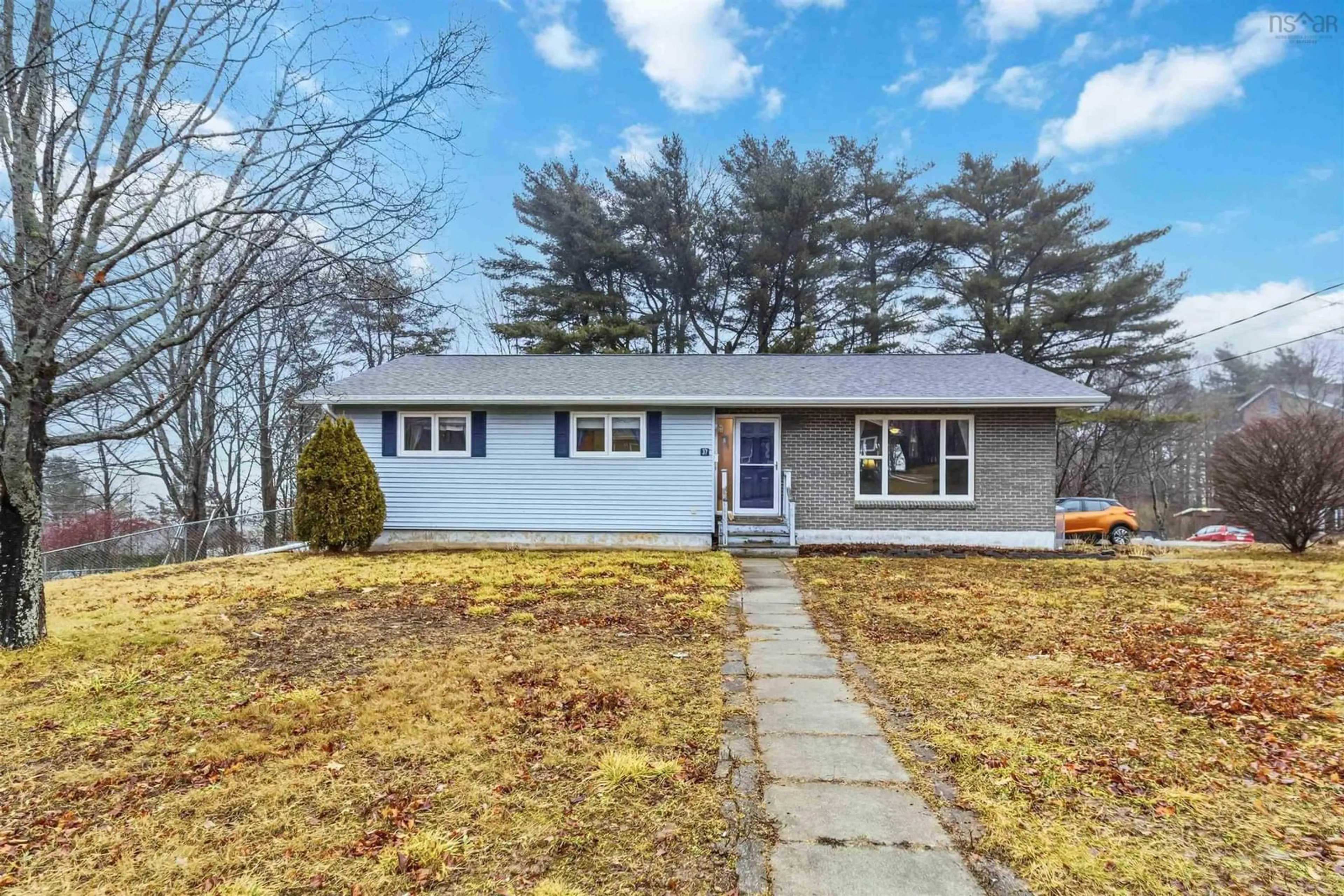 Home with vinyl exterior material, street for 37 Westmount Hts, Bridgewater Nova Scotia B4V 1M5